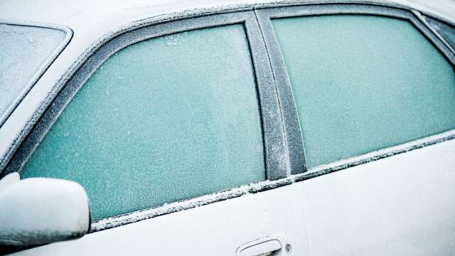 En bilförare är skyldig att skrapa framrutan och de främre sidorutorna fria från is innan den sätter sig bakom ratten.