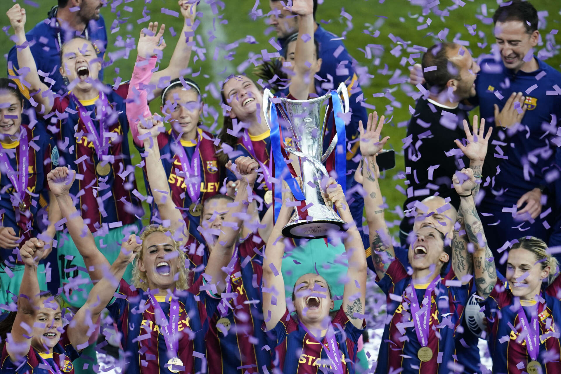 Barcelonas spelare firar Champions League-segern med bucklan.