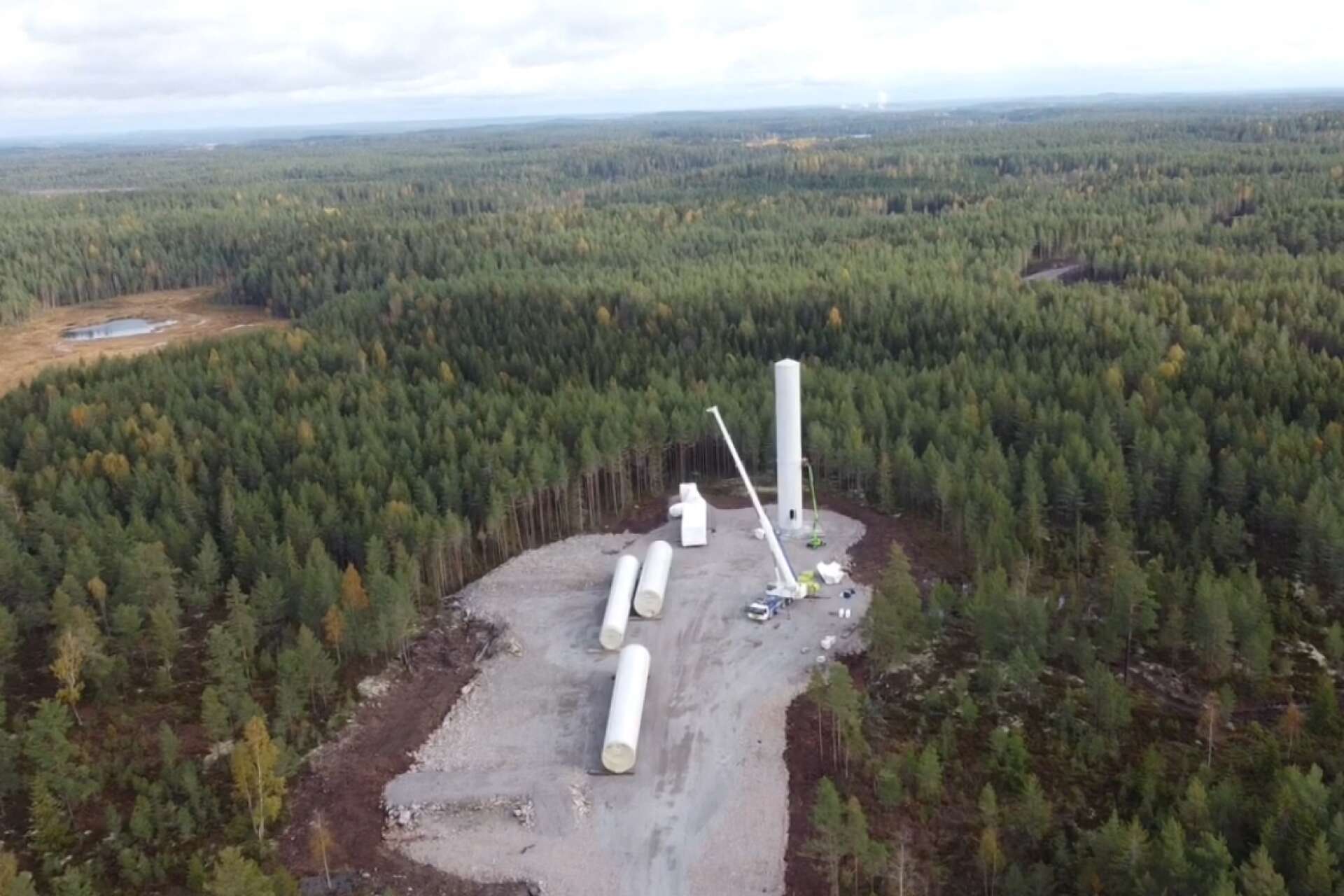 Vindkraftsparken byggs i ett högt beläget skogsområde norr om Knöstad.