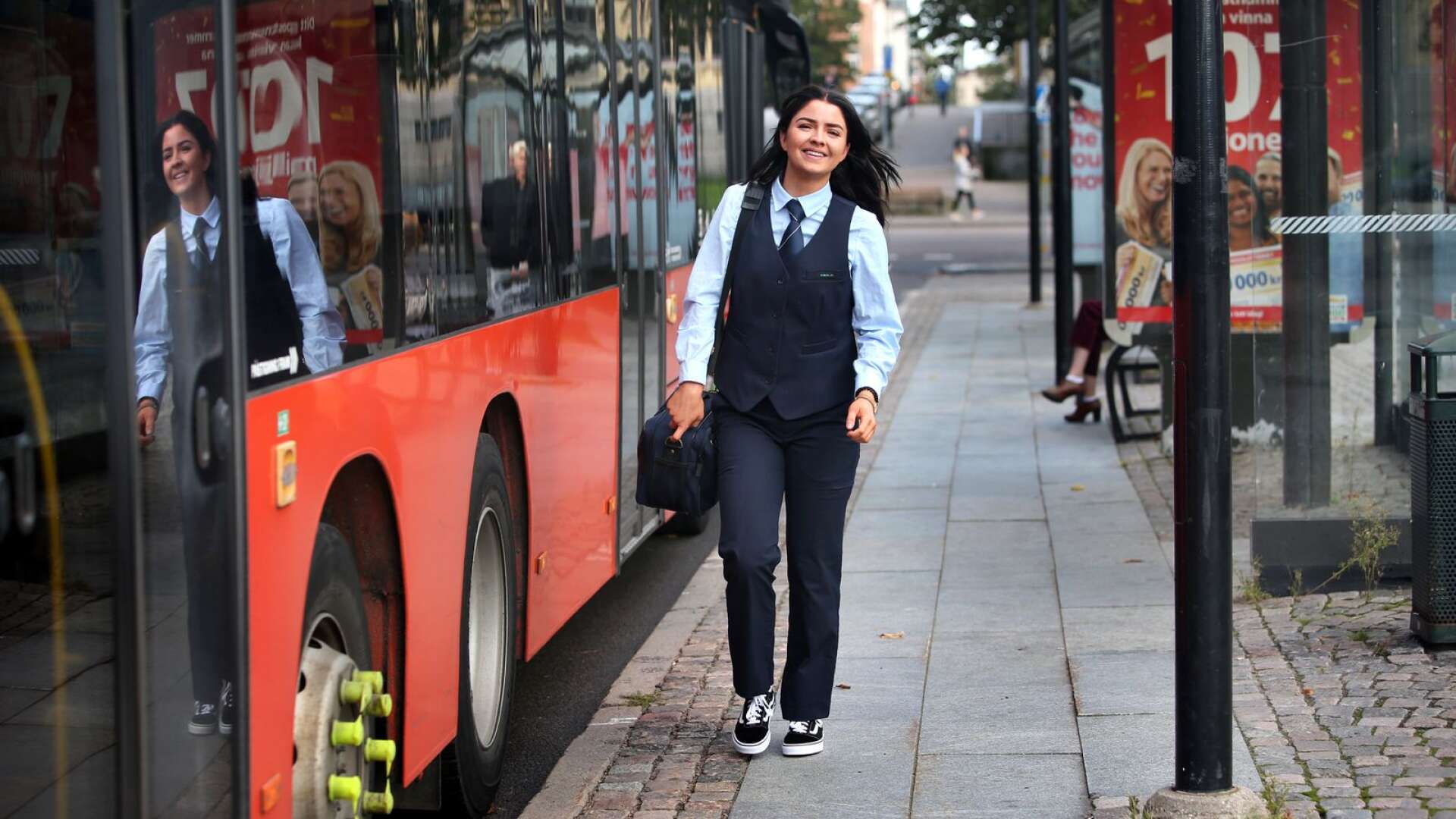 21-åriga Seline Piper är en av Värmlands yngsta busschaufförer. Behovet av unga i branschen är väldigt stort på grund av alla pensionsavgångar.