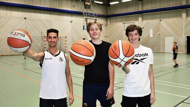 &quot;Här har vi bara kul&quot;, konstaterar skolungdomarna Omran Alhowari, Christoffer Jansson Whendin och Marius Leroy som har som sommarjobb att träna yngre basketungdomar.