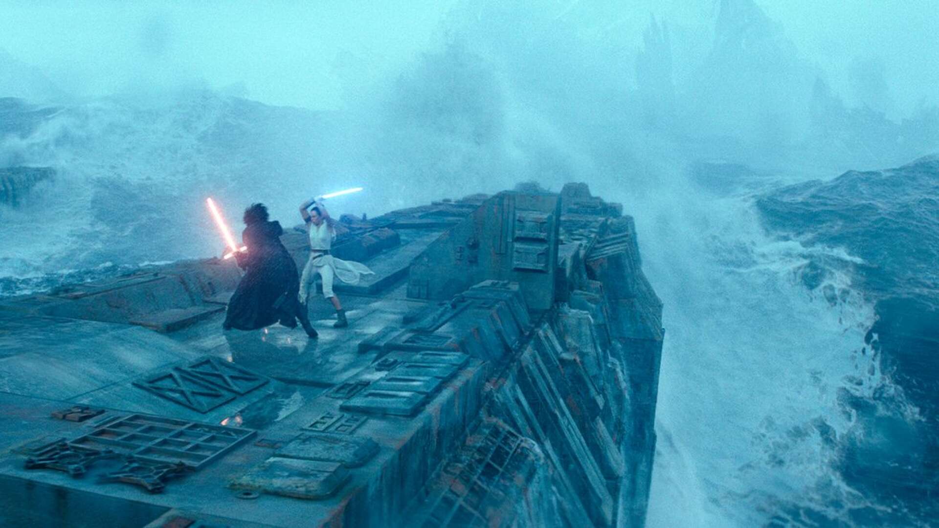 Kylo Ren och Rey fäktas med ljussablar.