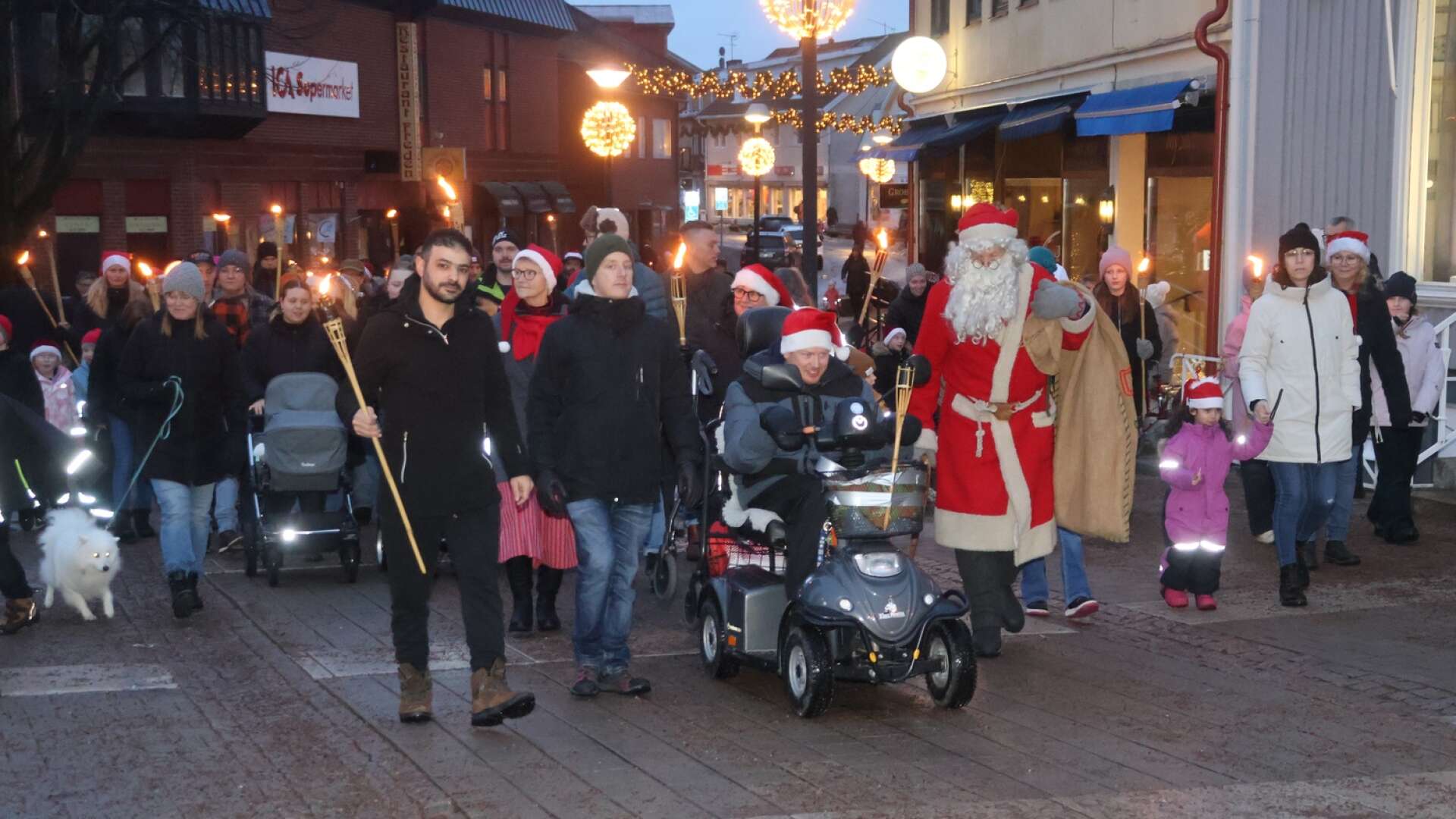 Nu närmar sig julfirandet på allvar och under söndagen var det dags för det traditionella jultåget i Bengtsfors. En hel del boende tog tillfället i akt att gå med i tåget som avslutades vid Nygårdstorget.