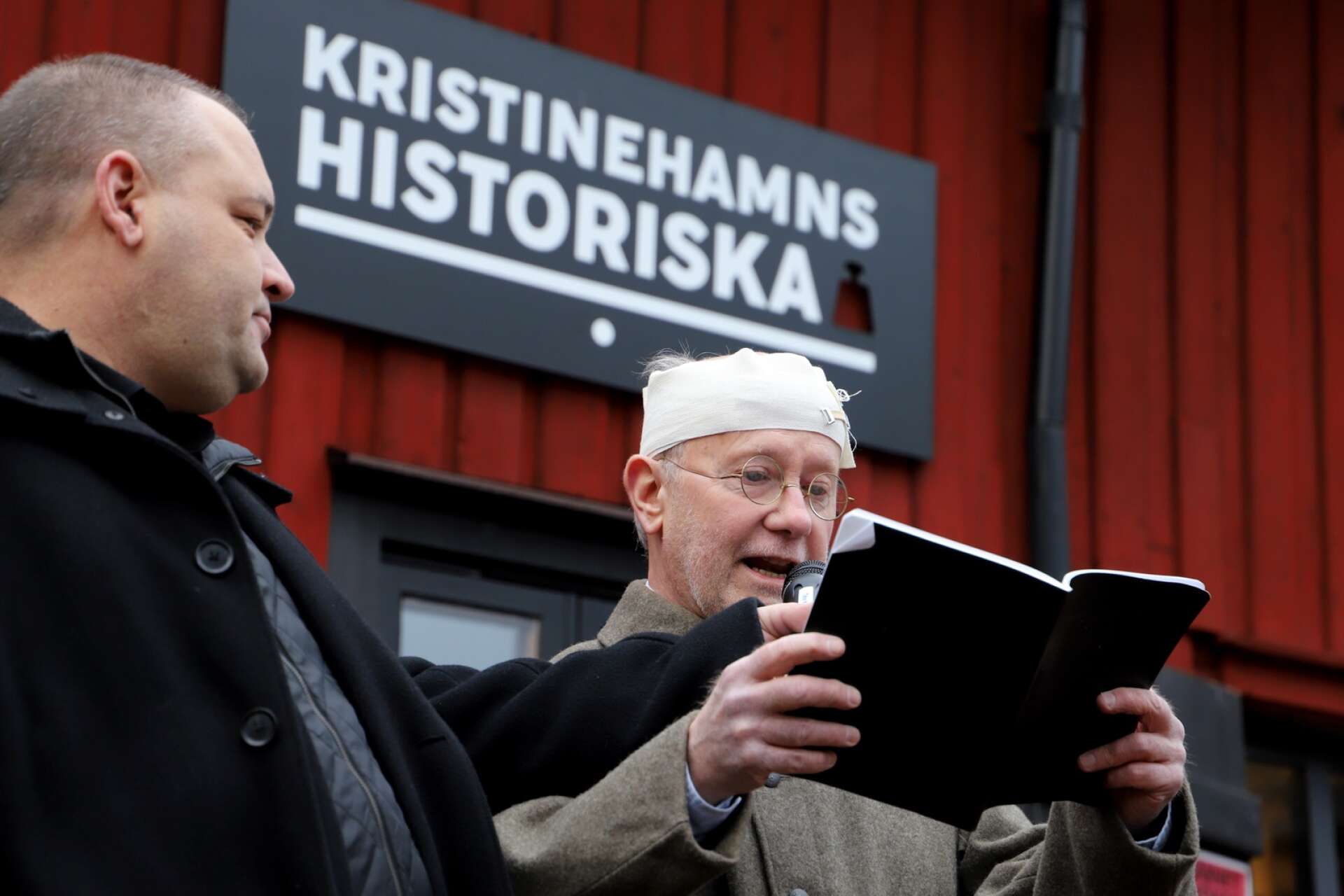Kulturnämndens ordförande Tommy Fredriksson agerar mikrofonstativ åt Öivind Åsberg. 