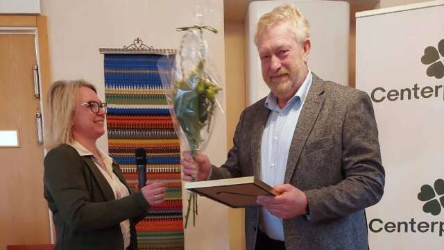 Ulf Genitz fick ta emot Centerpartiets förtjänsttecken guldnålen av distriktsordförande Pernilla Johansson.
