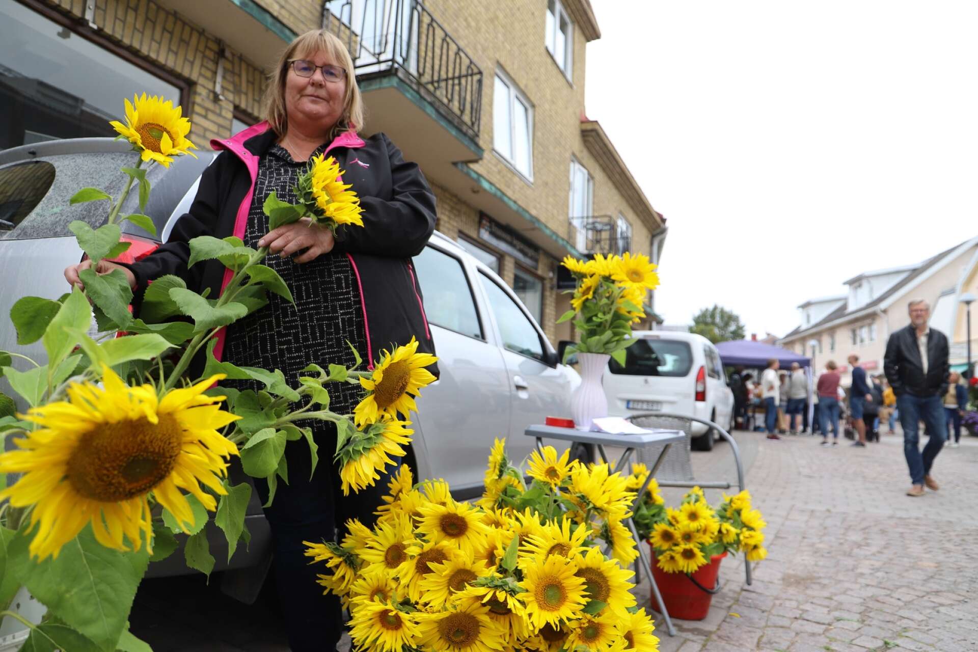En glimt från förra årets bonnamarknad i Bengtsfors då Anna-Lena Nyström från Åmål var på plats med sina solrosor.