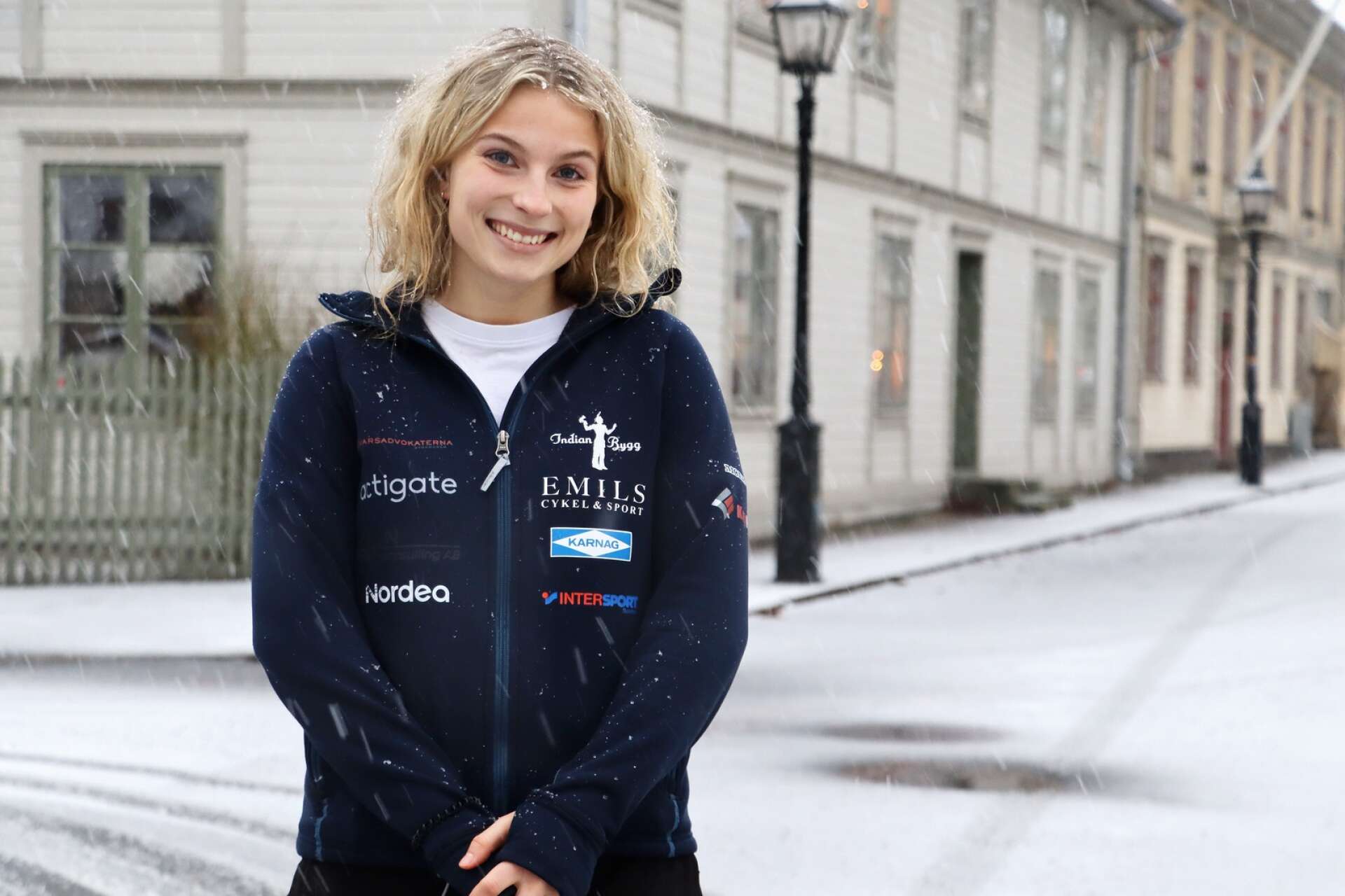 Både kul och nervöst att tävla på hemmaplan, tycker skidåkaren Ella Fredriksson.