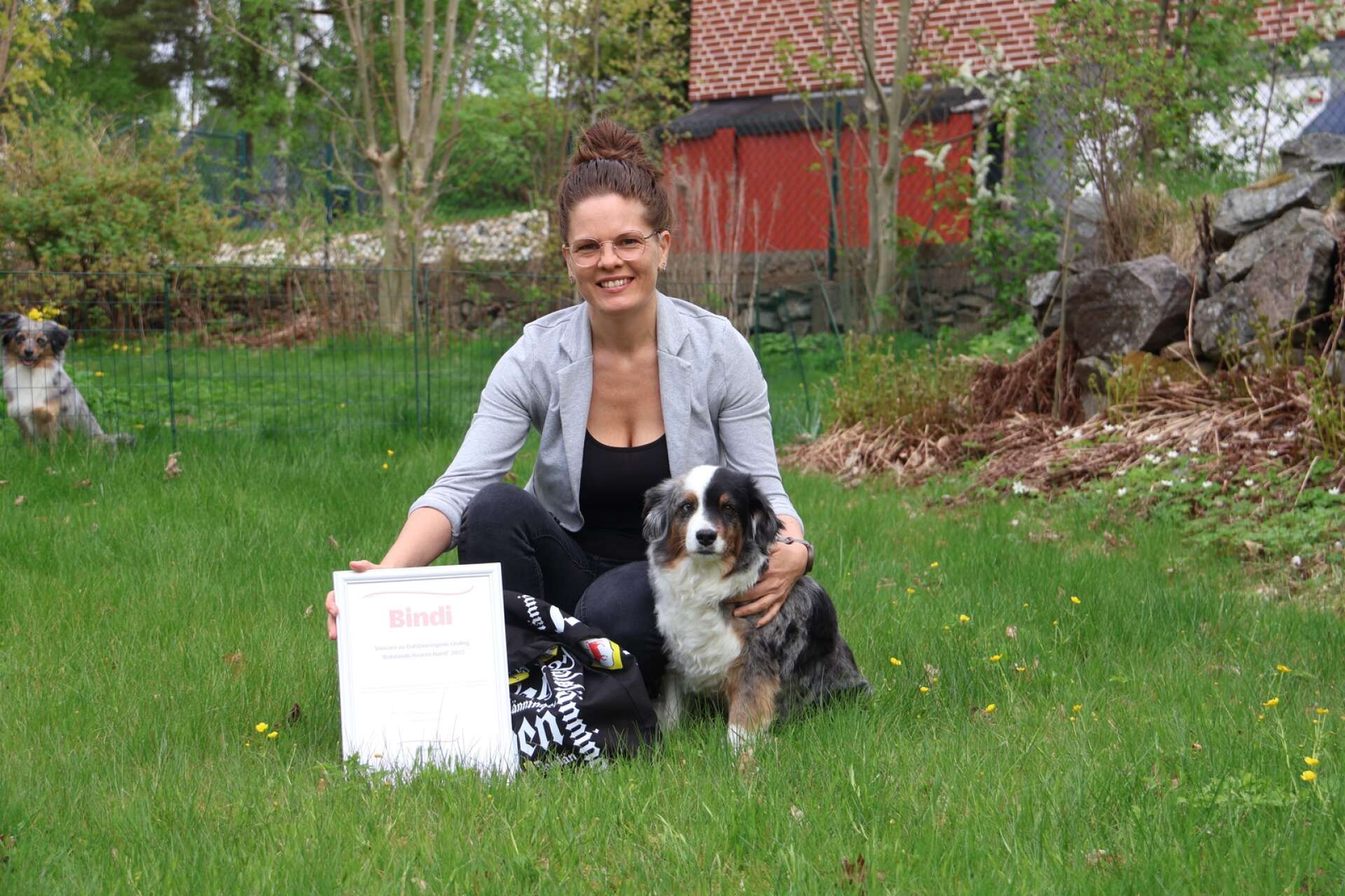 Vinnarhunden Bindis matte heter Ulrika Sangby och var glad över att få emot diplom och pris.