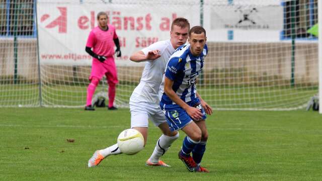 Rayif Mahrat, här framför Karl Martinsson i Eds FF, lämnade IFK Åmål för lokalkonkurrenten Viken efter fjolårssäsongen. Han gjorde ett mål när Viken besegrade Värmlandsbro SK med 2–0 i lördags på Mossängens IP.