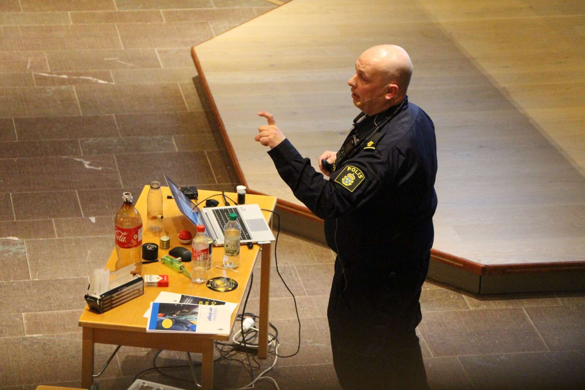 Andreas Jahr, polis inom LPO Torsby, berättade om droger och droganvändning i norra Värmland på narkotikamötet i Torsby.