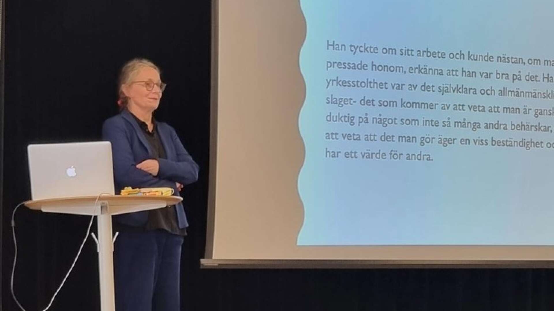 Anne-Marie Körling föreläste för personal i Hjo och delade med sig av sina erfarenheter kring språkutveckling. 