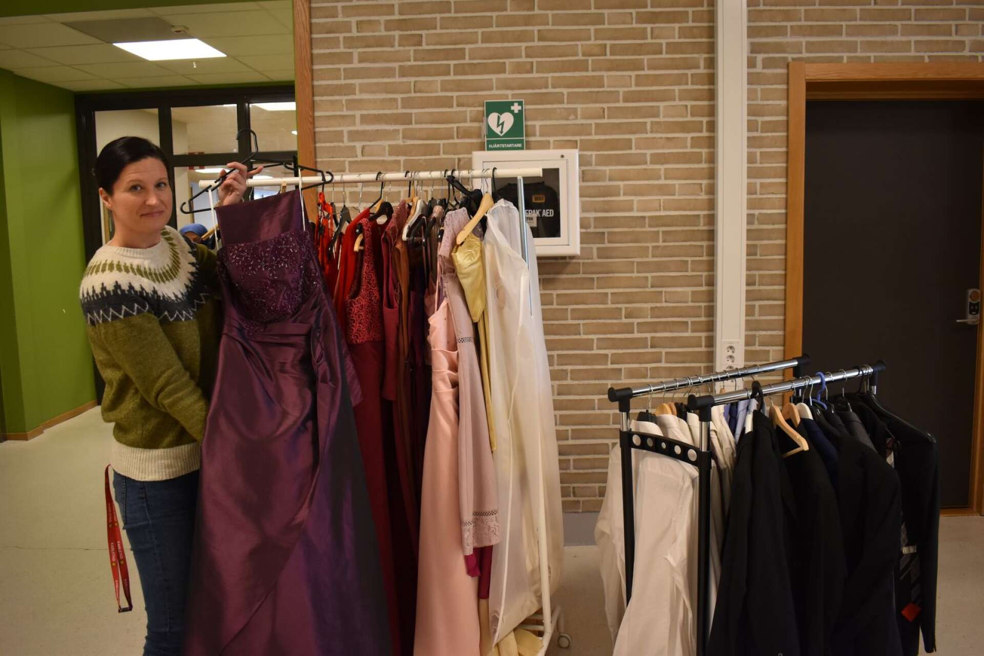 På Sundsta-Älvkullegymnasiet finns ett förråd där man samlat en mängd olika balklänningar, kostymer, skor och vita studentklänningar.