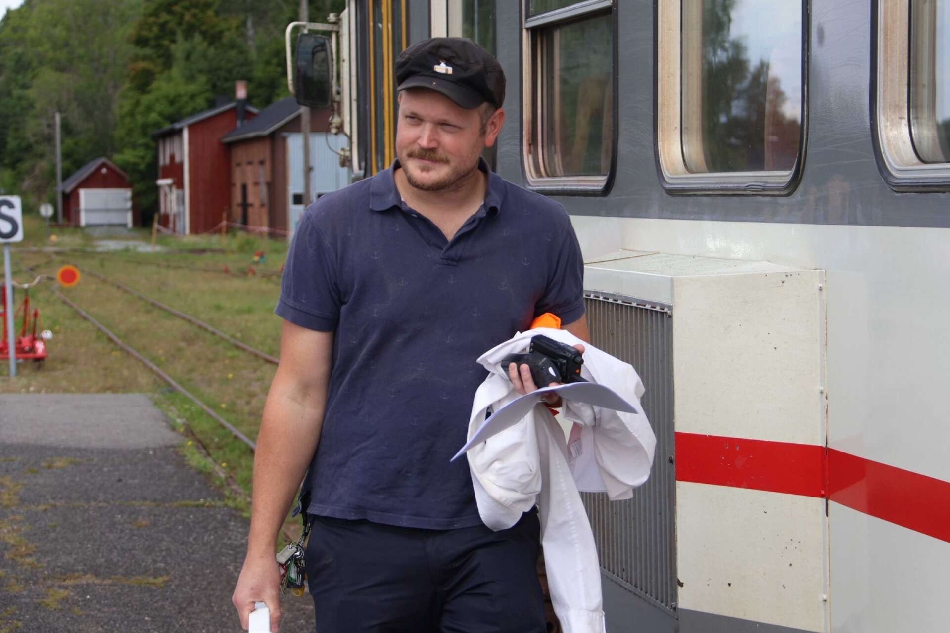 Lokföraren Christian Friman beger sig mot dagens uppdrag att köra tåget till Håverud.
