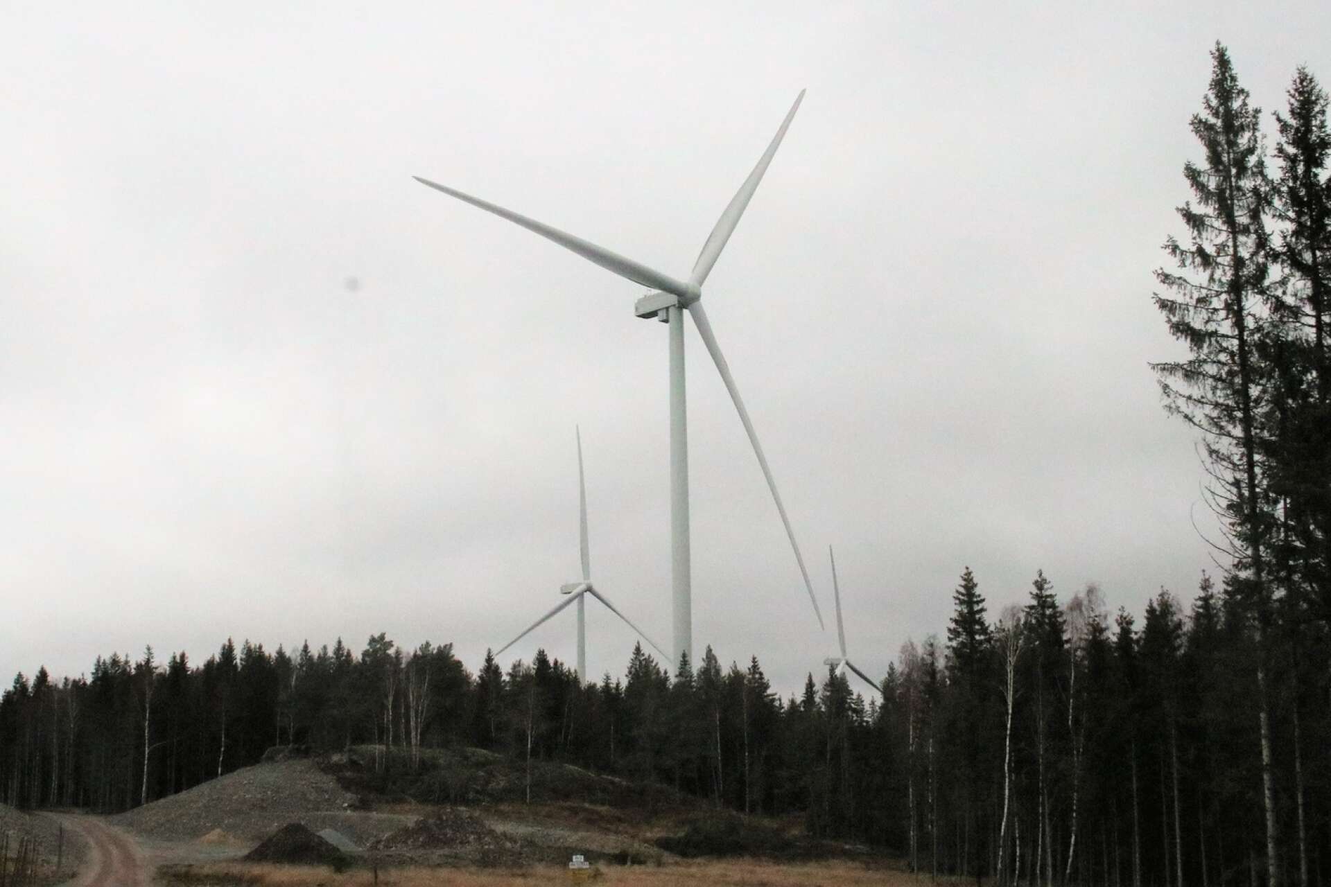 Här ses tre av de sex vindkraftverken i Kingebols vindkraftspark.