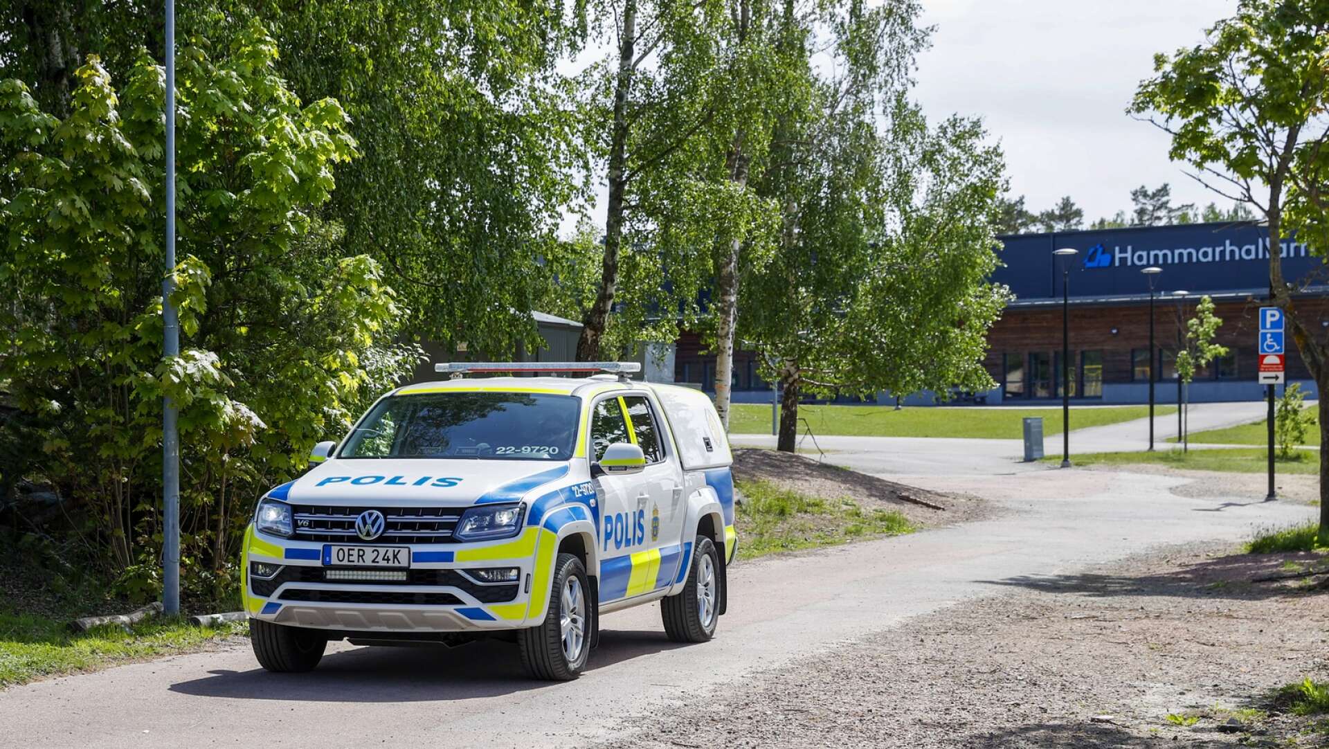 Polisiär närvaro vid Hammarlundens skola som fick utrymmas efter ett bombhot.