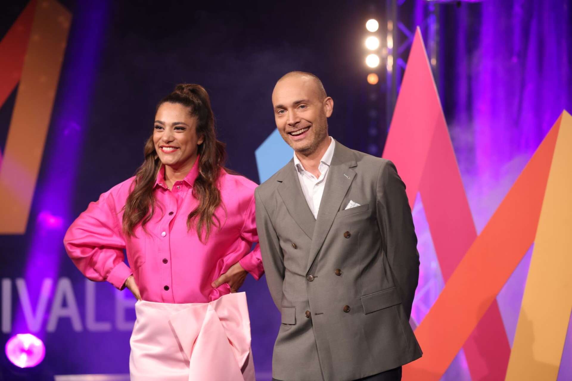 Farah Abadi och Jesper Rönndahl programleder Melodifestivalen 2023.