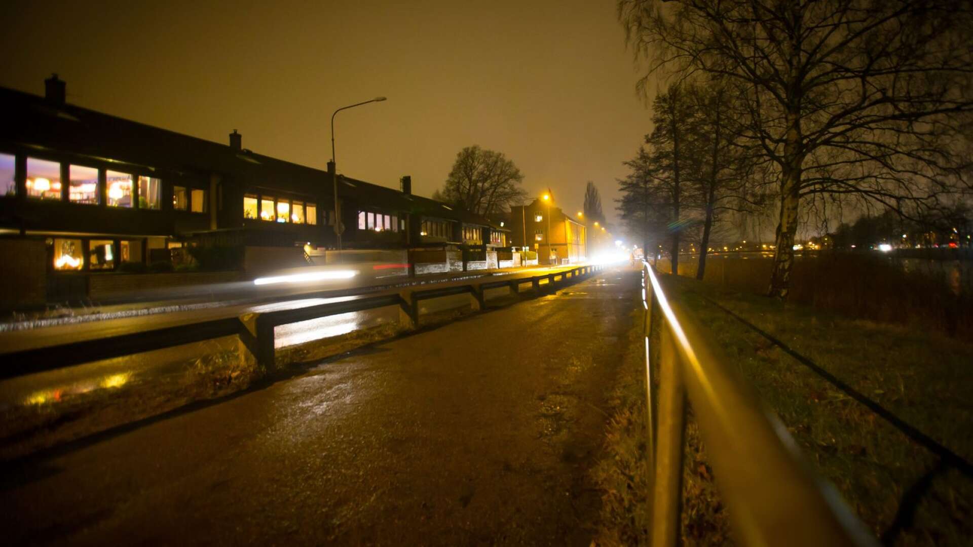 Den som ska från sjukhuset till Norrstrand kan gå eller cykla så minskar bilköerna på Älvgatan i Karlstad, tycker CS. Arkivbild.