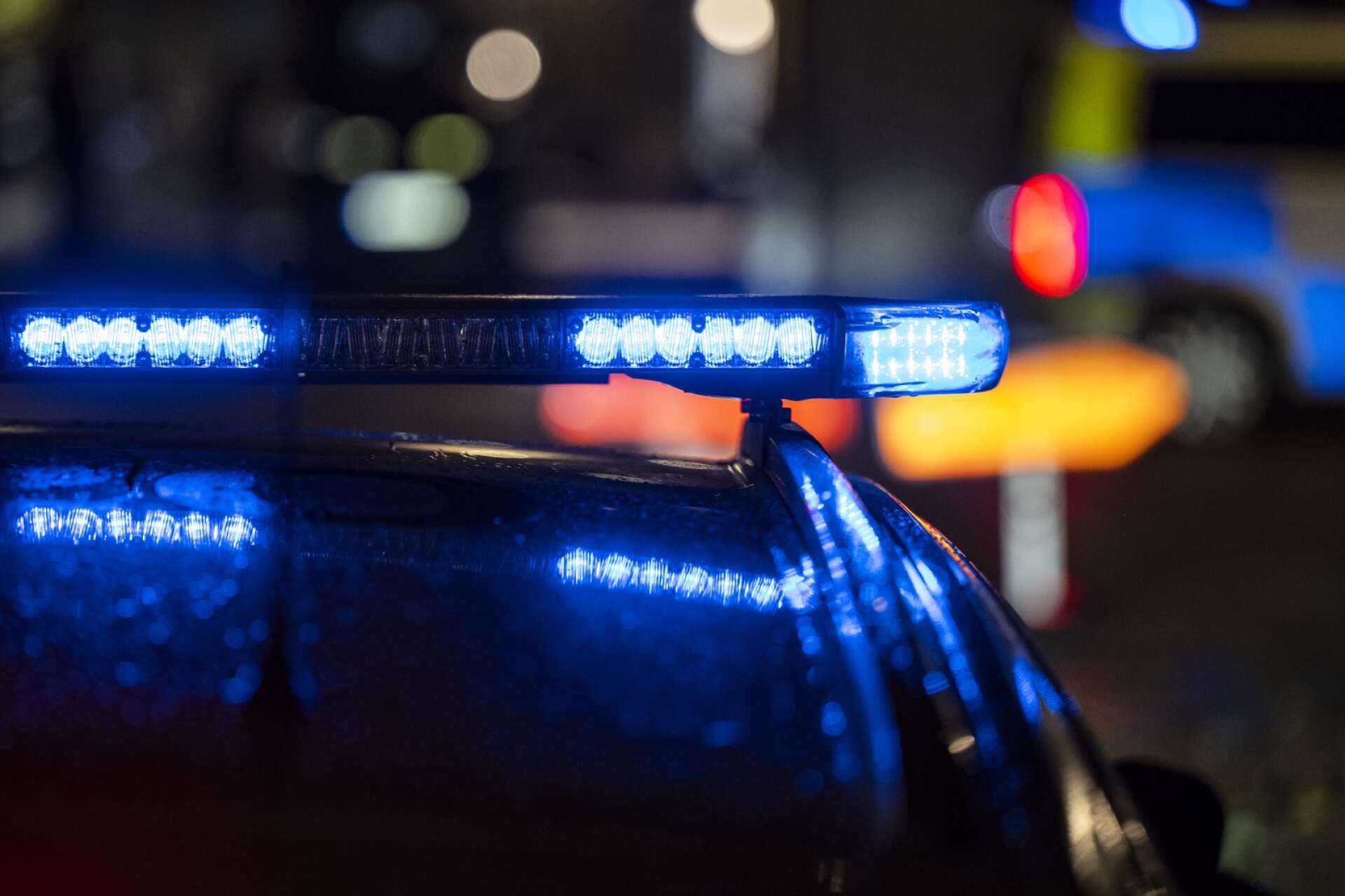 Polis larmades till en adress i Åmål där en man ska ha misshandlat en kvinna och ett barn. Mannen är fortfarande på fri fot./GENREBILD