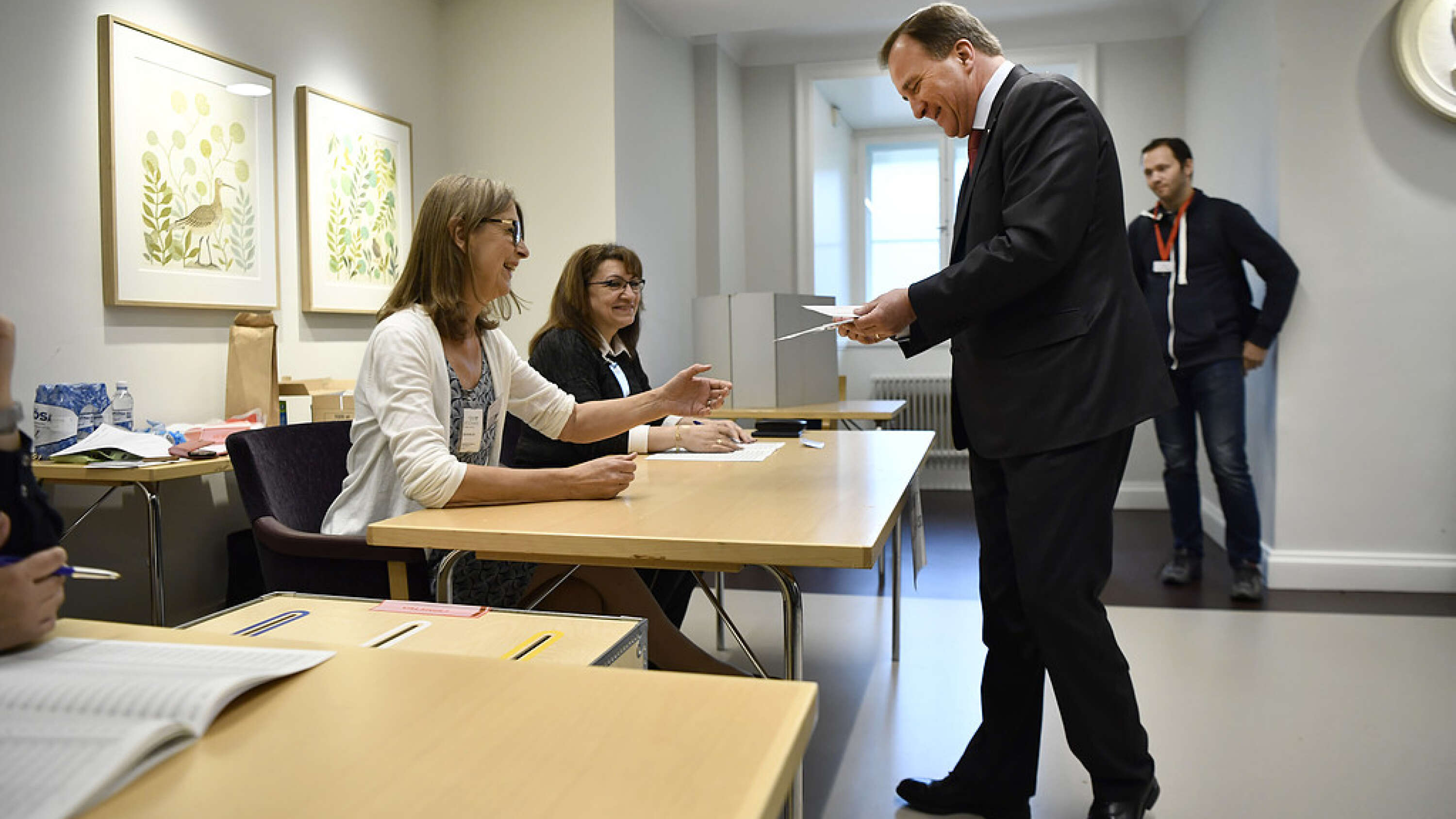 Statsminister Stefan Löfven (S) röstar i EU-valet i vallokalen i Riksdagshuset på söndagen.