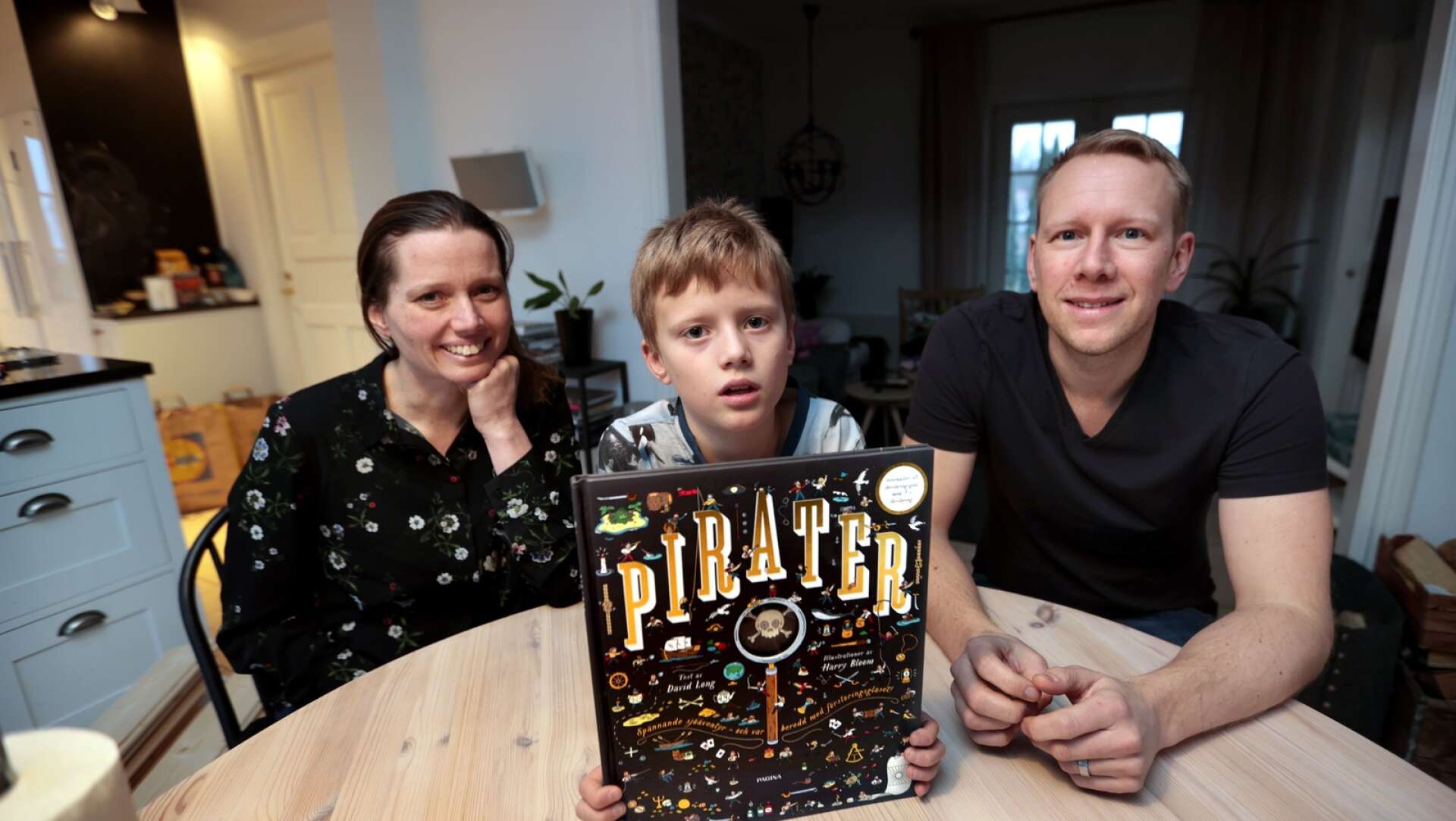 Fredrik och Kristina Lindroos bad om begagnade presenter när sonen Wilmer fyllde åtta år. Bland annat fick han den här piratboken. ”Det är smart, i stället för att behöva köpa en massa nya saker”, säger han.