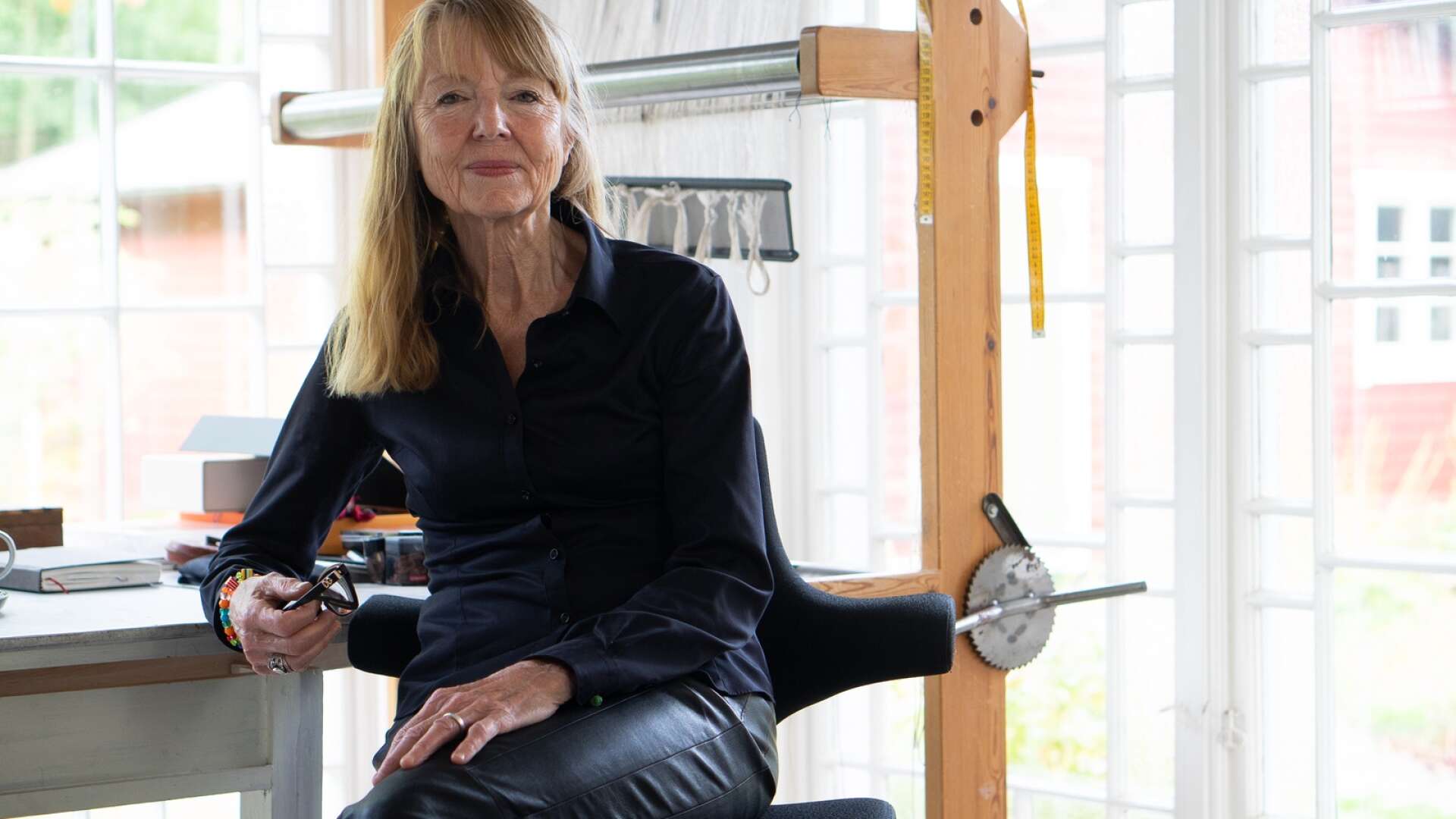 Textilkonstnären Karin Frendberg är verksam i Korsberga.