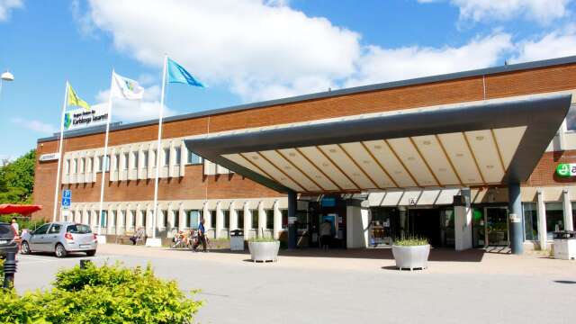 Att kvinnomottagningen tillfälligt flyttar in i avdelning Q:s lokaler i sommar innebär inte början på en nedmontering av kvinnosjukvården i Karlskoga.