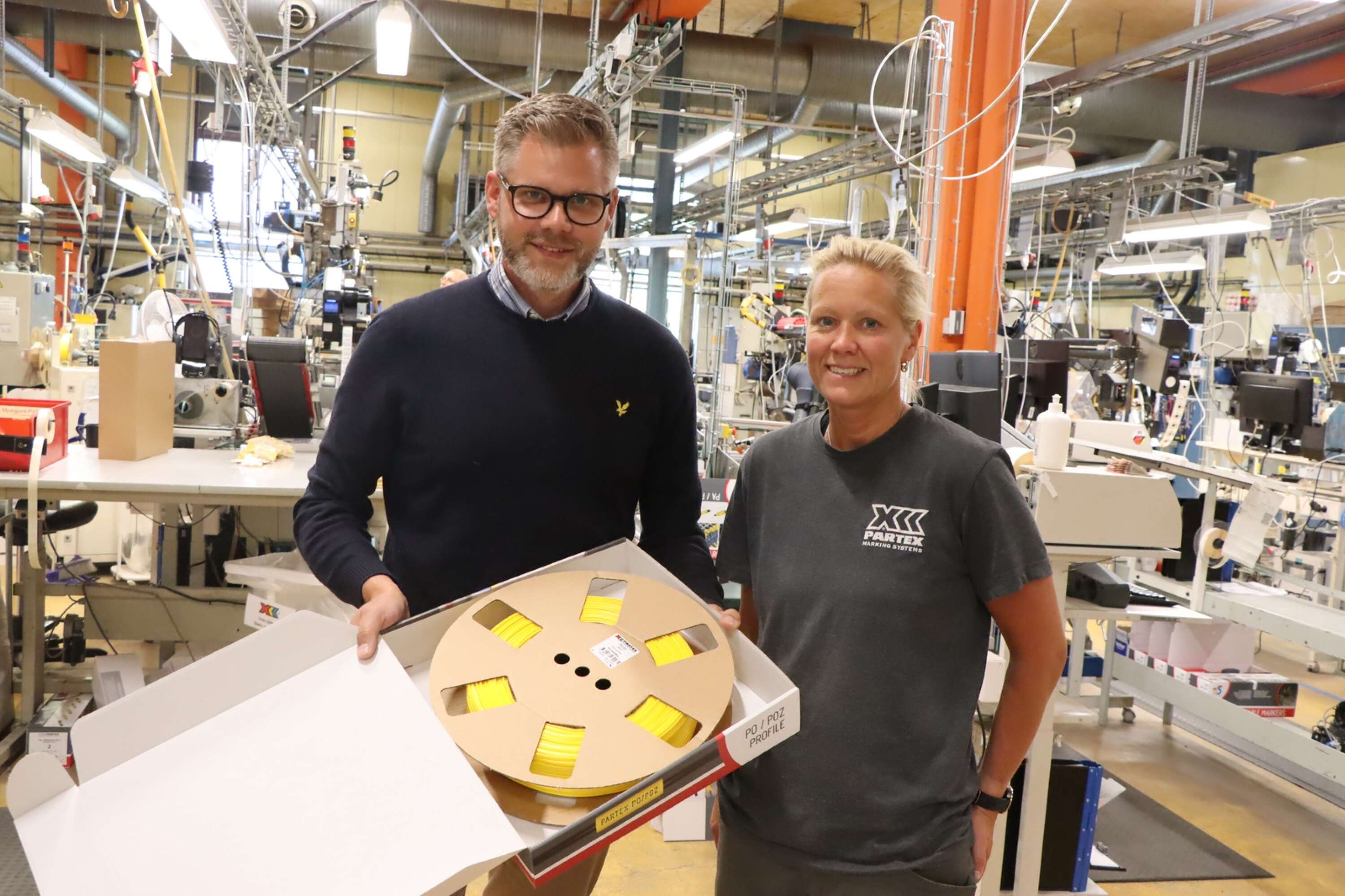 Peter Johansson och Linda Åhlén på Partex med företagets PO-profil, en av produkterna som nu ska göras av plast tillverkad av förnybar råvara. 