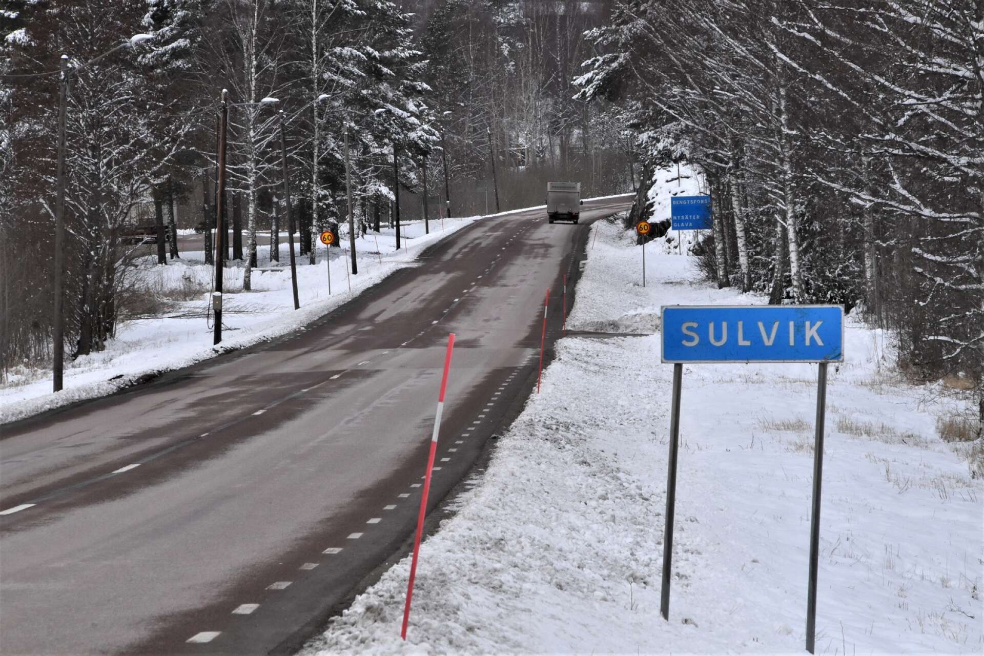 Arbetsgruppen uttrycker att Sulvik är anonymt bakom kurvan. Ortsnamnskylten visar att ett samhälle närmar sig, men bilister ser inte att det finns bebyggelse eller korsning förrän bakom kurvan.