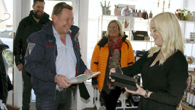 Ordförande i Gullspångs företagarförening Christer Johansson, som på bilden delar ut pris till frisör Julia Dahlman, är nöjd med årets placering i näringslivsrankningen. 