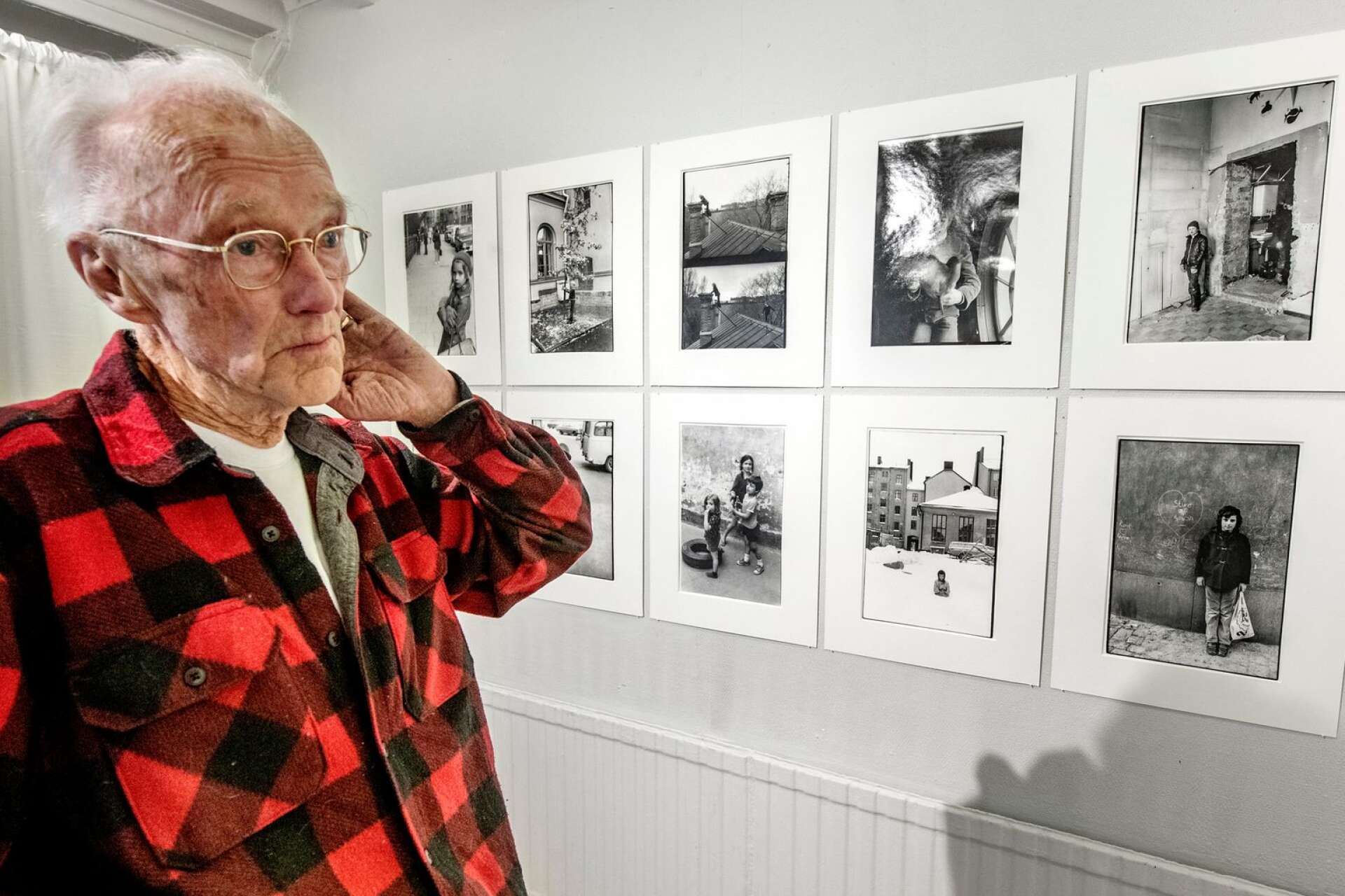 Fotografen Lars Engström, här i samband med en utställning på Arvika konsthall i våras, avled för två veckor sedan. 