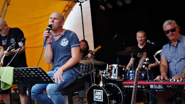 Andreas Galle sjunger med bandet Ångmaskinen på Strandcaféet i Åmål på lördag.