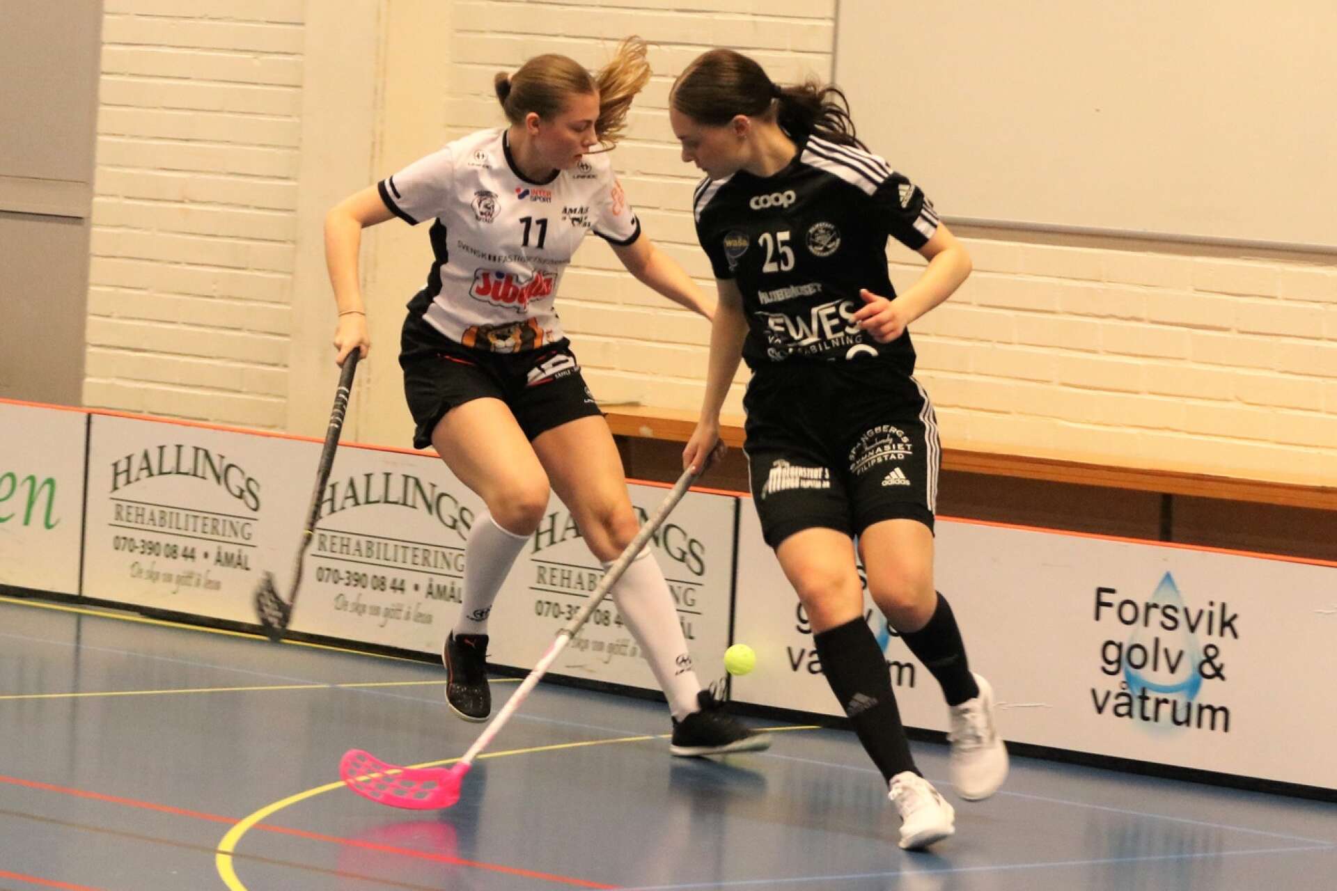 Malva Wijk Larsson, här i kamp med Filipstad IBK:s Matilda Strand i höstens seriepremiär, gjorde ett mål när Åmål/Billingsfors besegrade tabelljumbon Karlskoga IBF med 8–2 i fredags.