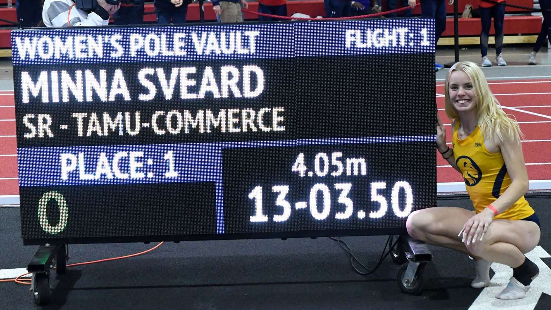 Minna Svärd var i rekordform i USA och fixade bland annat guld i stavhopp och slog distriktsrekord för Värmland.