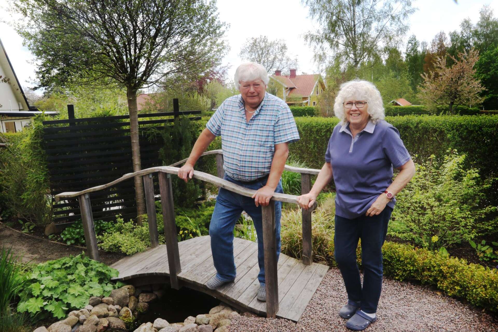 I Ulf och Marianne Weibulls trädgård går det att hitta allt från broar till stengångar, odlingsbäddar och dammar. Den 6 juni hoppas paret kunna inspirera andra trädgårdsfantaster när de öppnar upp för projektet ”Mötesplats trädgård”.