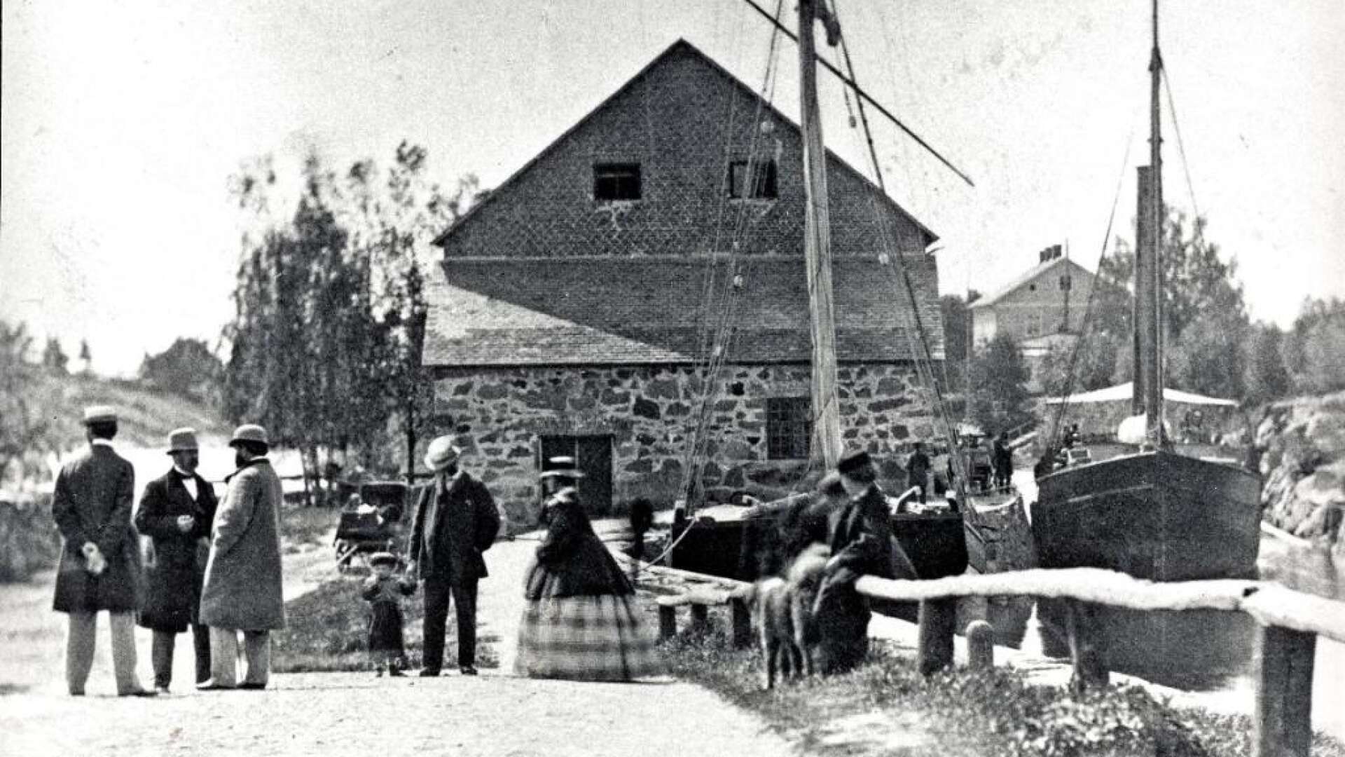 När denna bild togs är oklart, men det torde vara en av de äldsta bilderna från Säffle. Damen bär krinolin. Det kan tyda på 1860-talet. Kanske var det en fotograf på hemresa efter att ha fotograferat den stora branden i Karlstad 1865 som passerade Säffle?