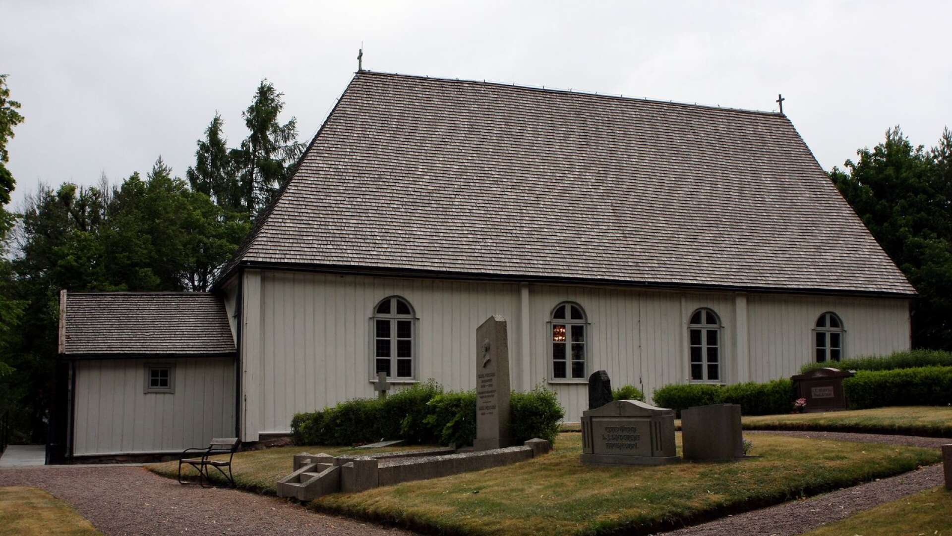 Näst största församlingen i pastoratet, Korsberga–Fridene, minskade med 24 medlemmar förra året, men hade minst andel utträden ur Svenska kyrkan. På bilden ses Korsberga kyrka, vars äldsta delar är från medeltiden och timmerkyrkan från 1696.