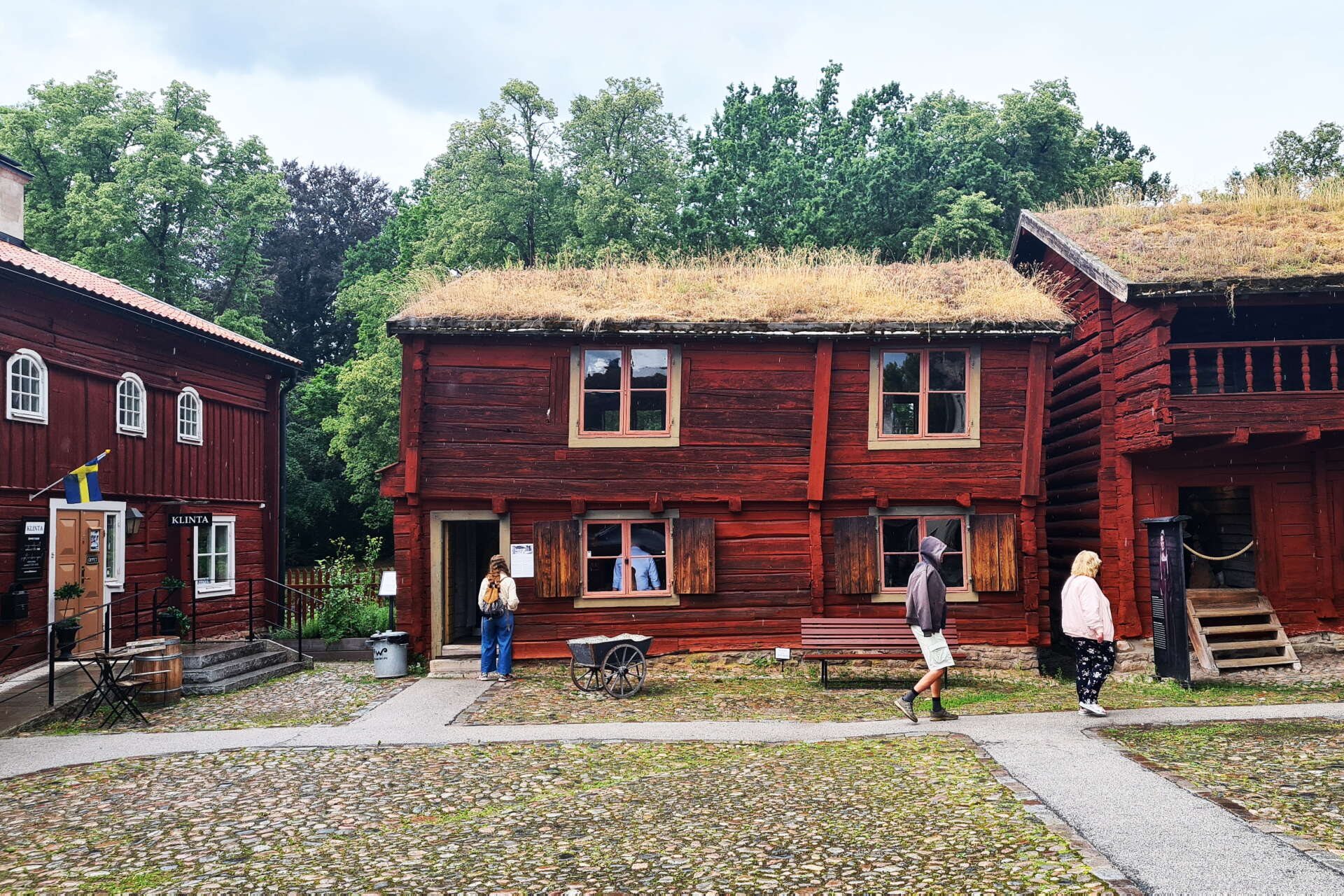 Byggnaderna på Örebros friluftsmuseum Wadköping kommer från en rad olika platser i Närke.