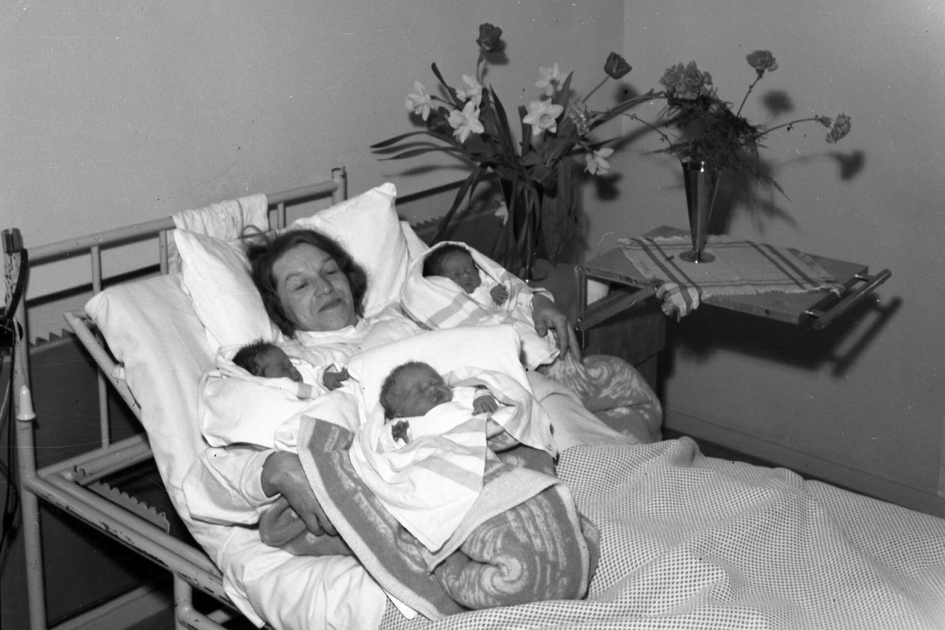 1944 förevigades denna mamma på bild efter att hon fött trillingar på Karlstad BB. Väl kämpat!