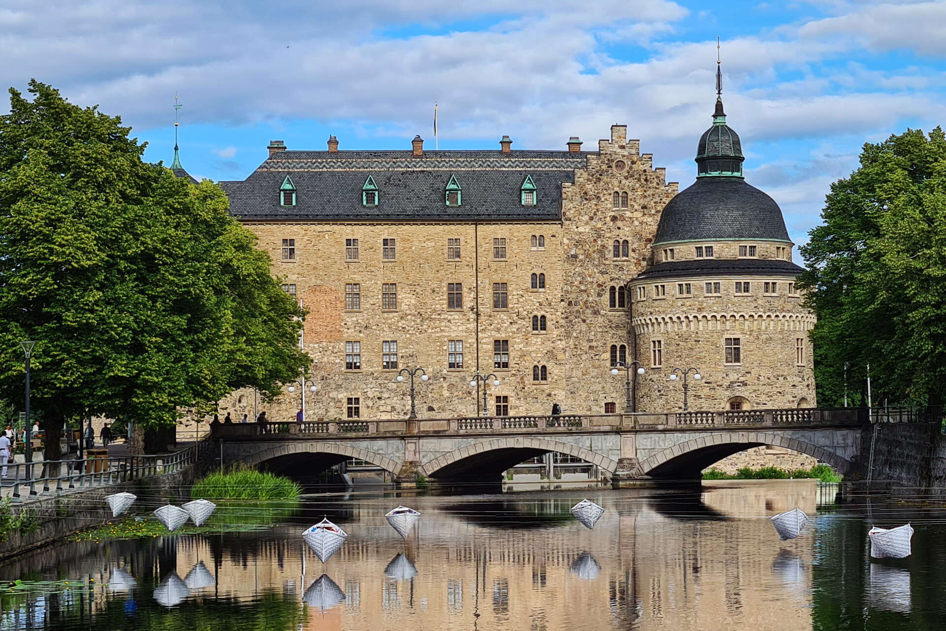 Örebro slott fick sin imponerande fasad för bara drygt hundra år sedan då man valde att ta bort den puts som täckt slottet sedan det byggdes på 1600-talet.