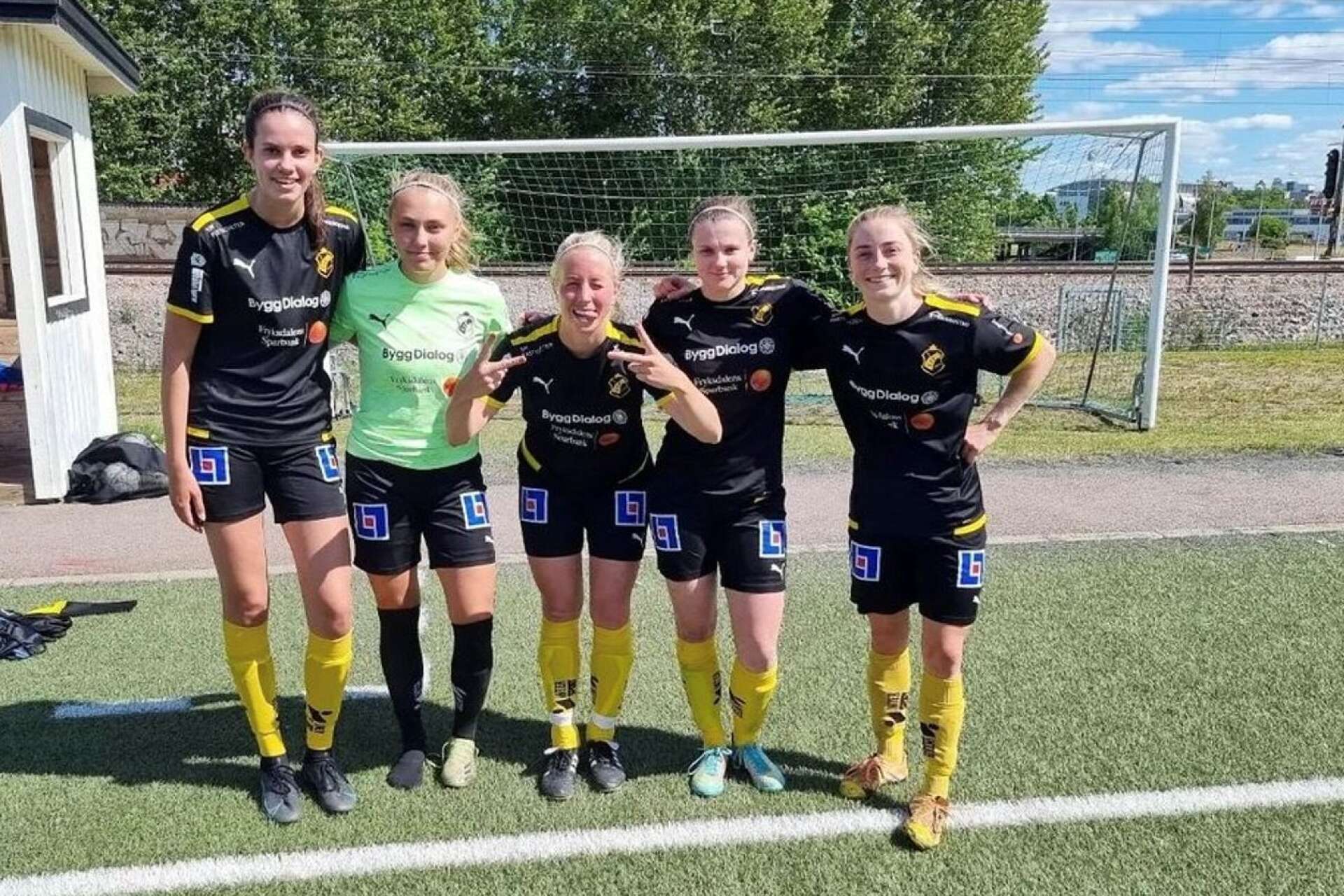 Målskyttarna, i svart och gult från vänster: Sonja Lissmatz Van De Laak, Emelie Edqvist, Alina Miller och Erika Stolpe. Och i grönt, målvakten Elin Svahn som höll nollan.