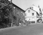 I huset till vänster fanns Högbergs Kappor, Berggrens tobaksaffär och Albrektssons guldsmedsaffär. Där skulle några år efter stadsbildningen ett nytt hus med varuhuset EPA byggas.