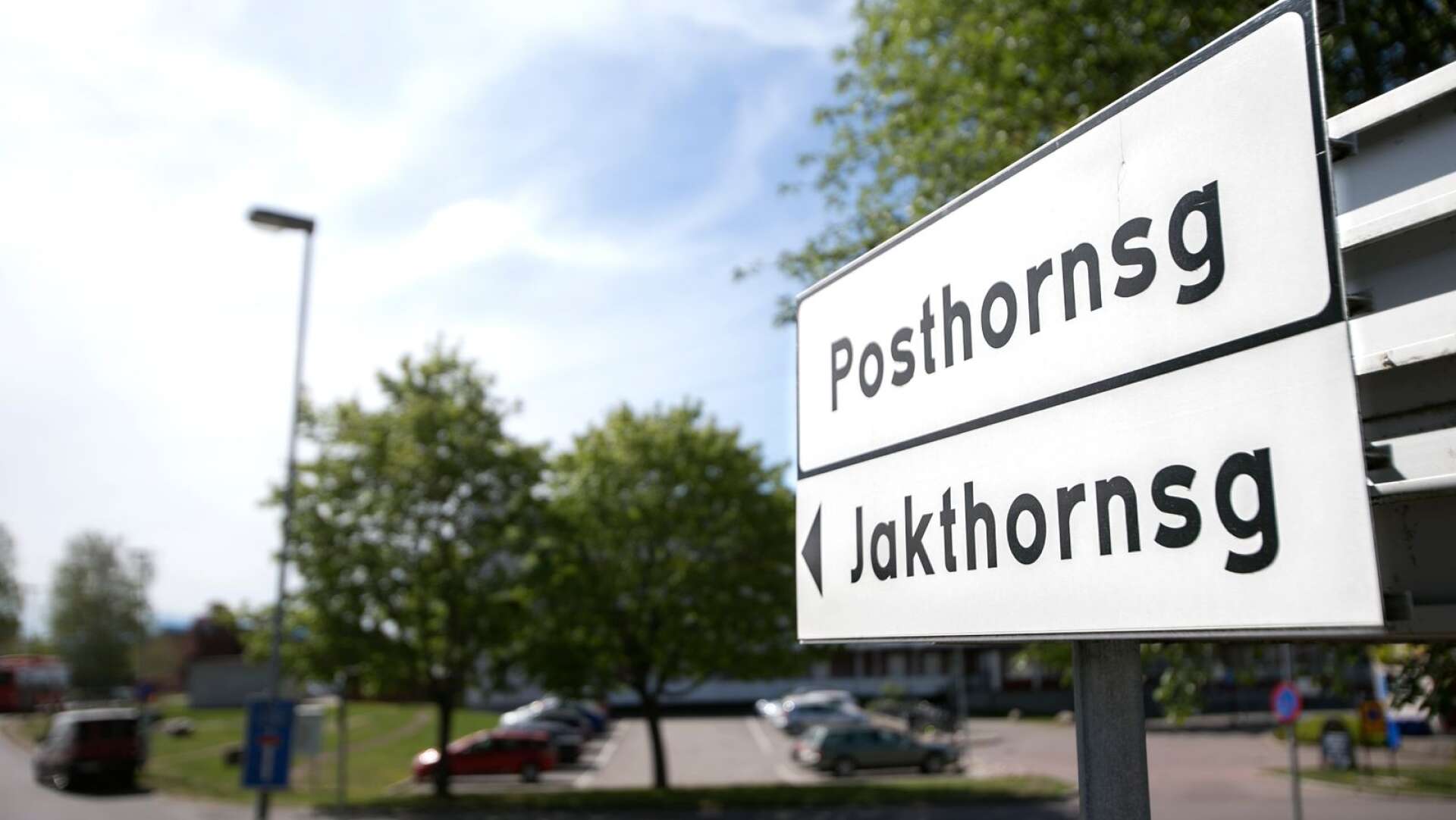 Mitt i natten den 15 maj skedde ett överfall på en ung kvinna på Kronoparken i Karlstad. Misstankarna riktar sig nu mot att hennes egen man ligger bakom brottet.