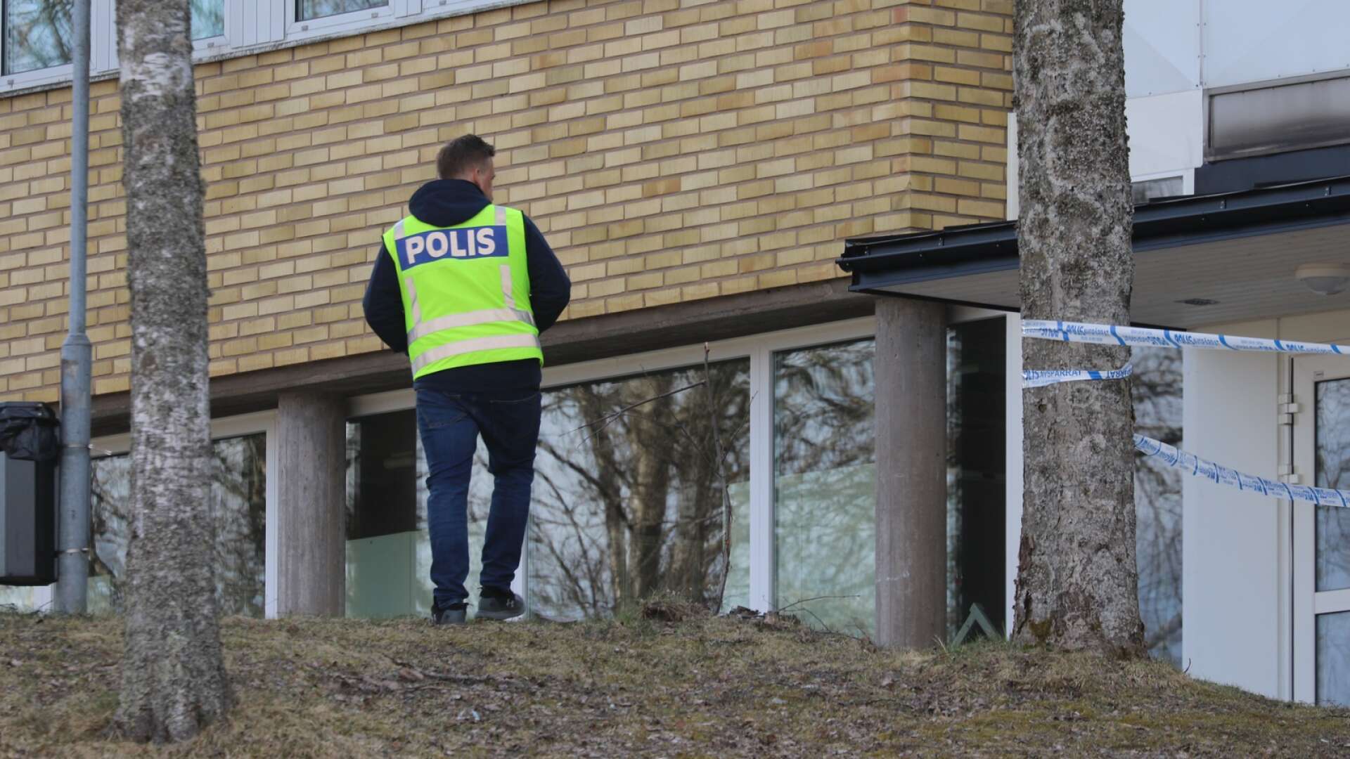 En stor del runt Spångbergsgymnasiet spärrades under fredagen av efter en misstänkt misshandel. En person fördes till sjukhus med en skada i benet. Polisen jobbade kvar på platsen efter händelsen.