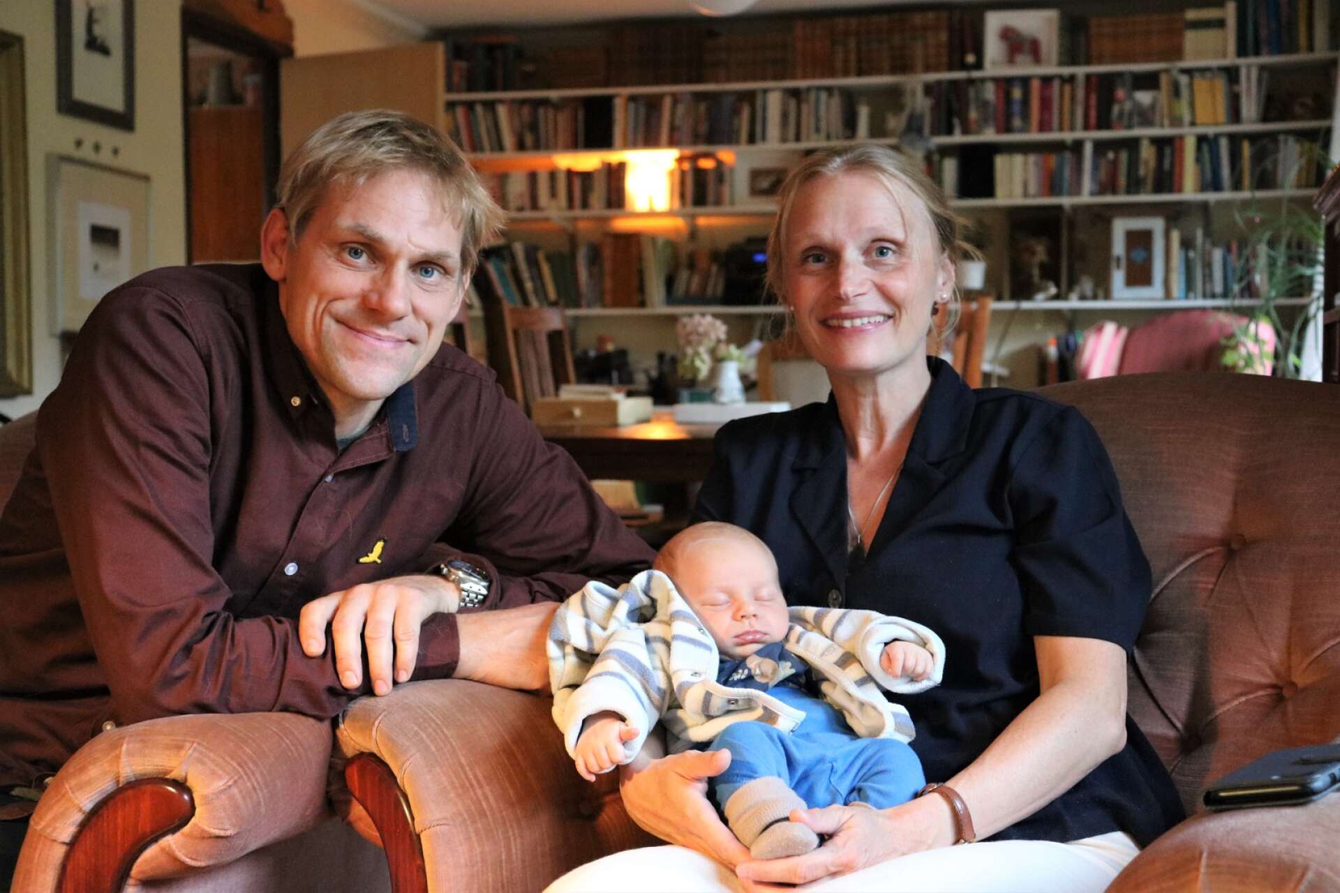 Elias och Sophia blev fembarnsföräldrar i somras när deras yngsta son Aron föddes. 