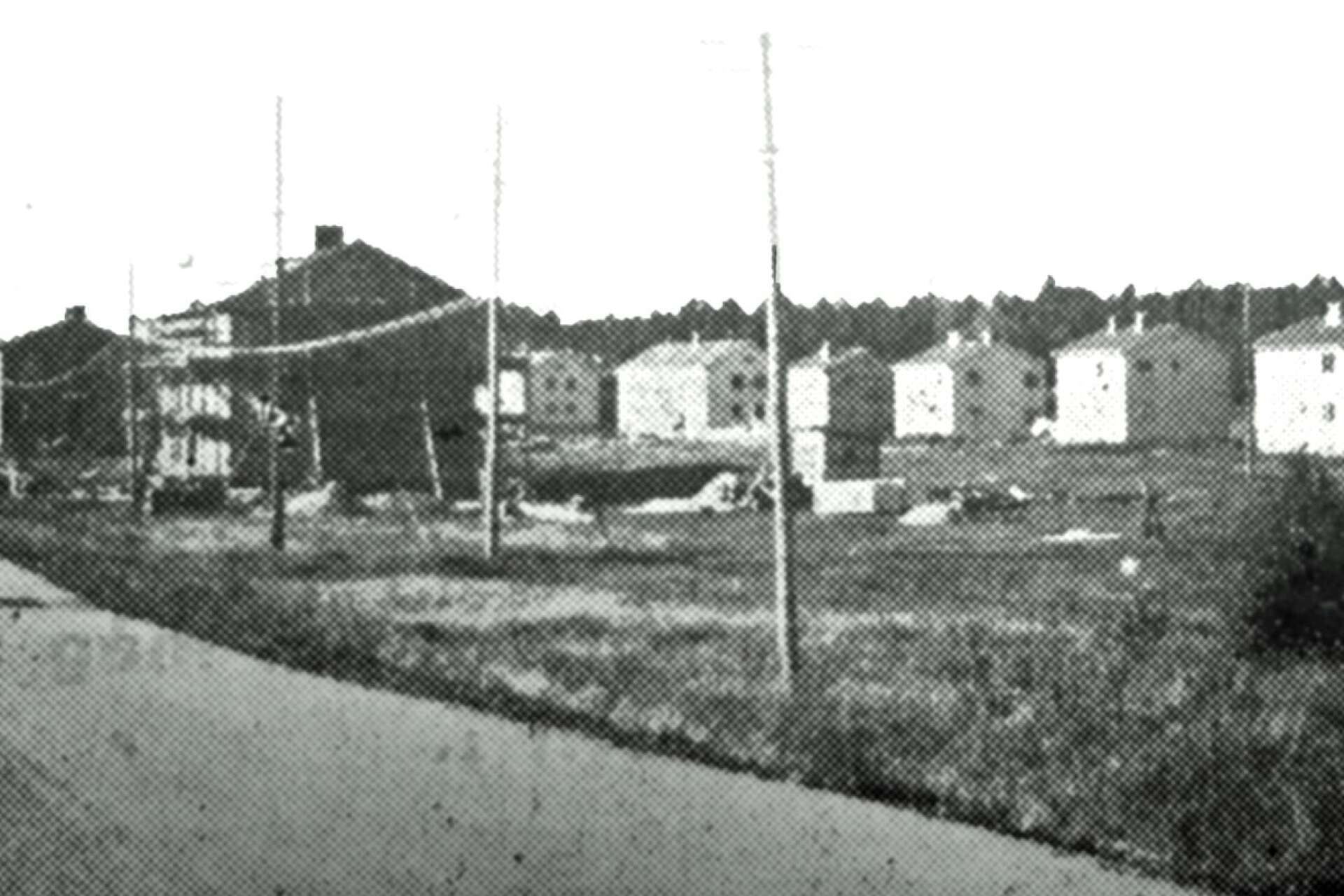 Bildkvalitén är inte bra, men bilden – ett tidningsurklipp från september 1946 - är intressant. Den visar nyanlagda Karlstadsvägen från norr. Ett par hus håller på att byggas. Till höger skymtar raden av nybyggda tvåvåningshus vid Sveavägen. 