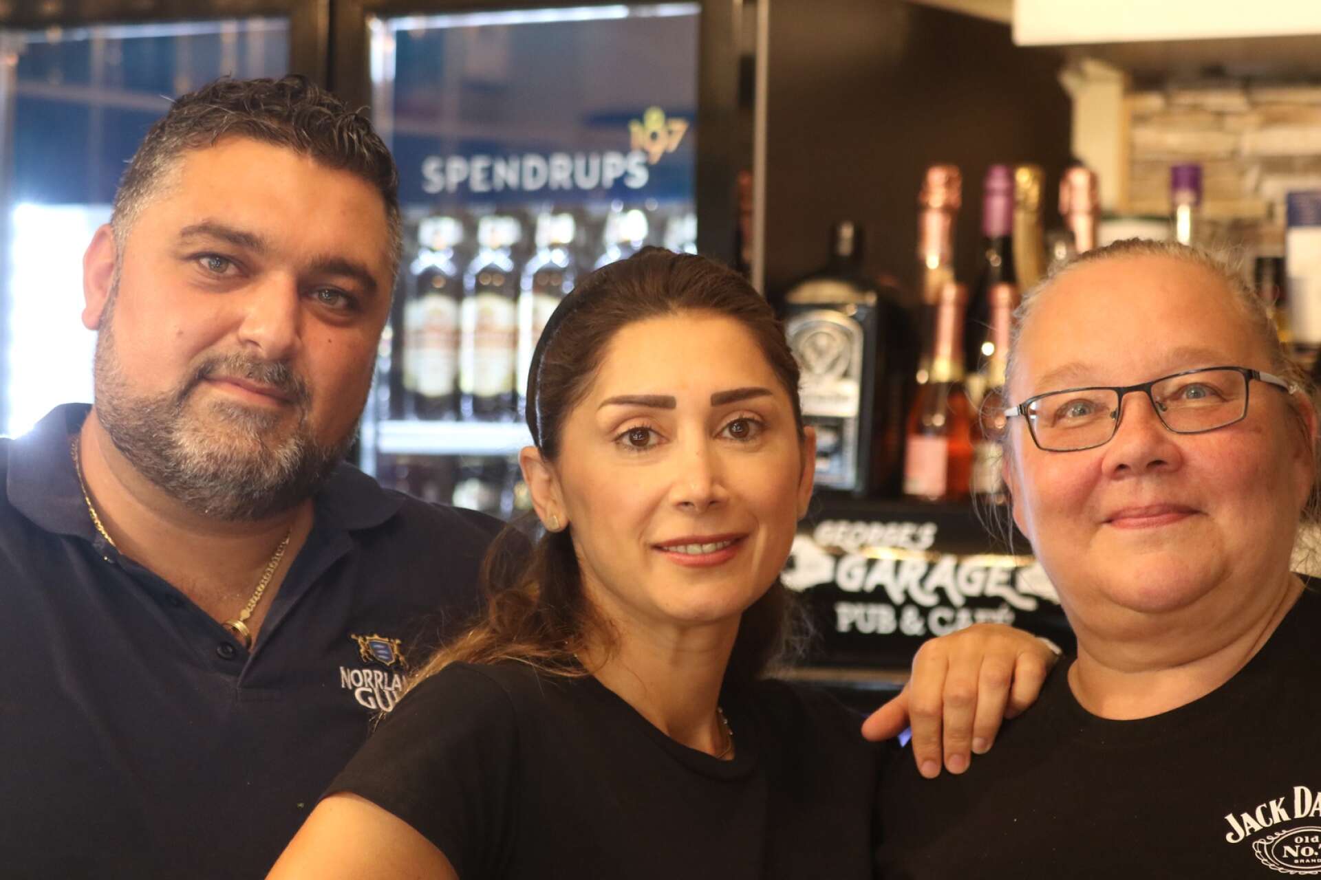 George och Samar Cabo äger och driver George´s Café och Restaurang i Hällefors där Katriina Kyjarishi  är en av deras anställda.