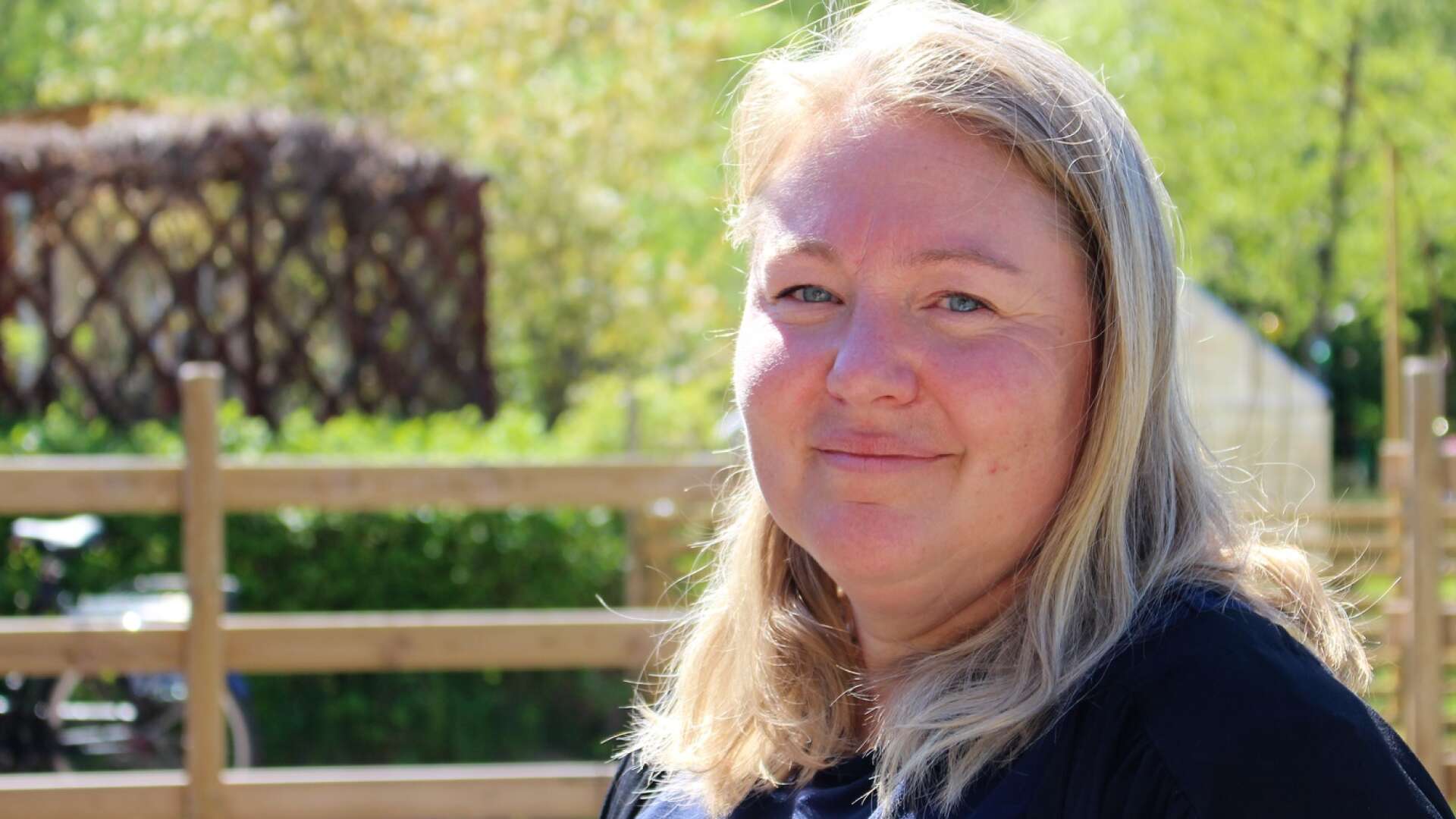Jessica Mulder Åmberg jobbar som sjuksköterska men utbildar sig till trädgårdsarkitekt på distans. Hon har startat ett företag som sysslar med trädgårdsrådgivning och design.