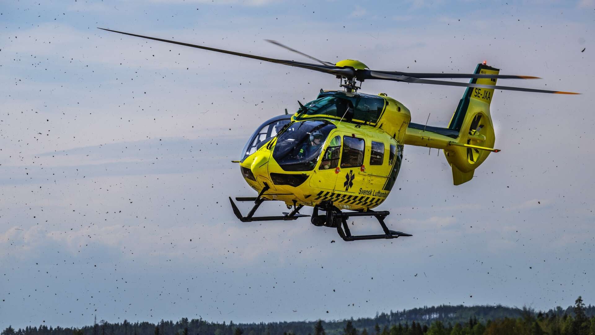 Ambulanshelikopter kom för att rädda Gullspångsbon som var svårt skadad.