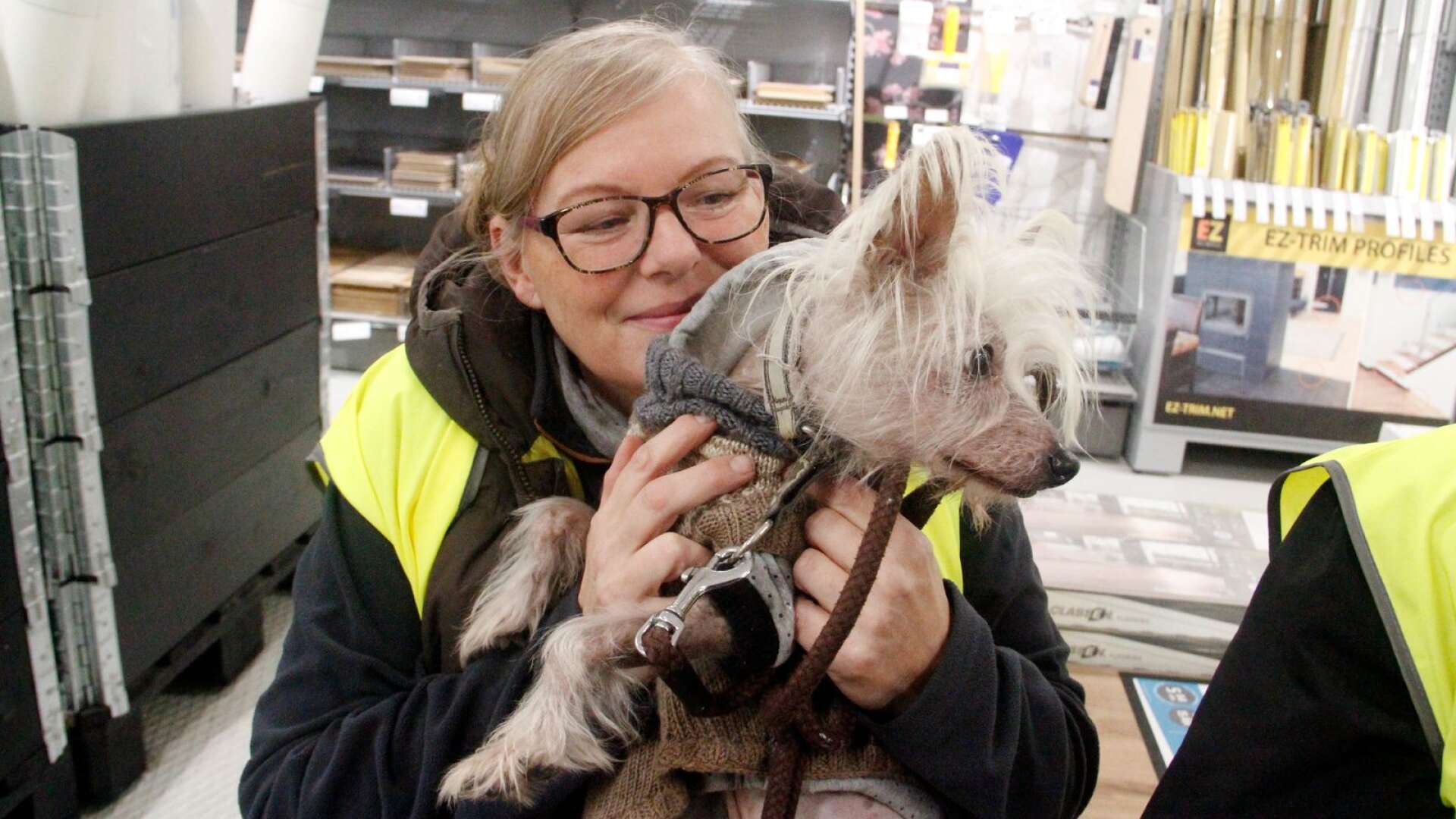 Vivi-Annette Övergaard från Dals Långed är nu lyckligt återförenad med sin nakenhund Mumre som varit bortsprungen i fem dygn i vinterkylan. 