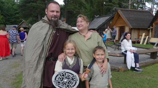 Familjen Stöby, Markus och Evelina med barnen Flora och Albus, besökte vikingamarknaden på söndagen.